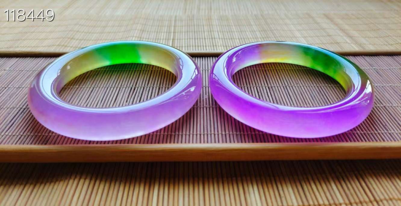顶级龙石种多彩翡翠手镯一对，水头超好，超级完美，莹光感超强，可过紫光灯  顶级龙石种多彩翡翠手镯一对，水头超好，超级完美，莹光感超强，可过紫光灯 