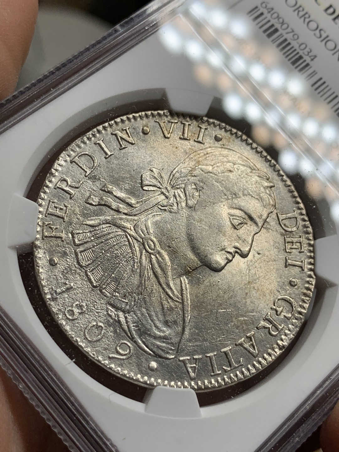 《竞宝斋》第75场-本周日，周一2场连拍（全场不限金额包邮） NGC-UNC  墨西哥1809年 费迪南七世 8R双柱银币 过渡年份 臆造头像 双面深打  背面寒光照人