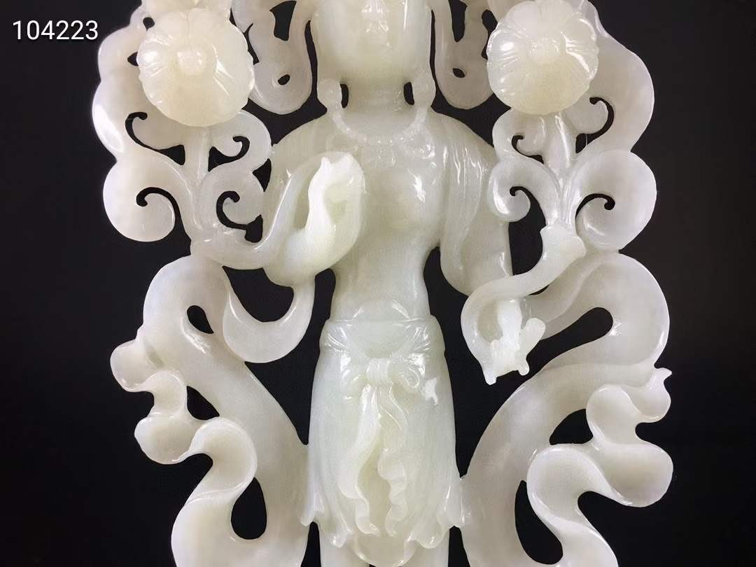 和田青白玉菩萨摆件，玉质细腻油润，雕刻精美开脸慈祥，形体优美，保真和田玉 
