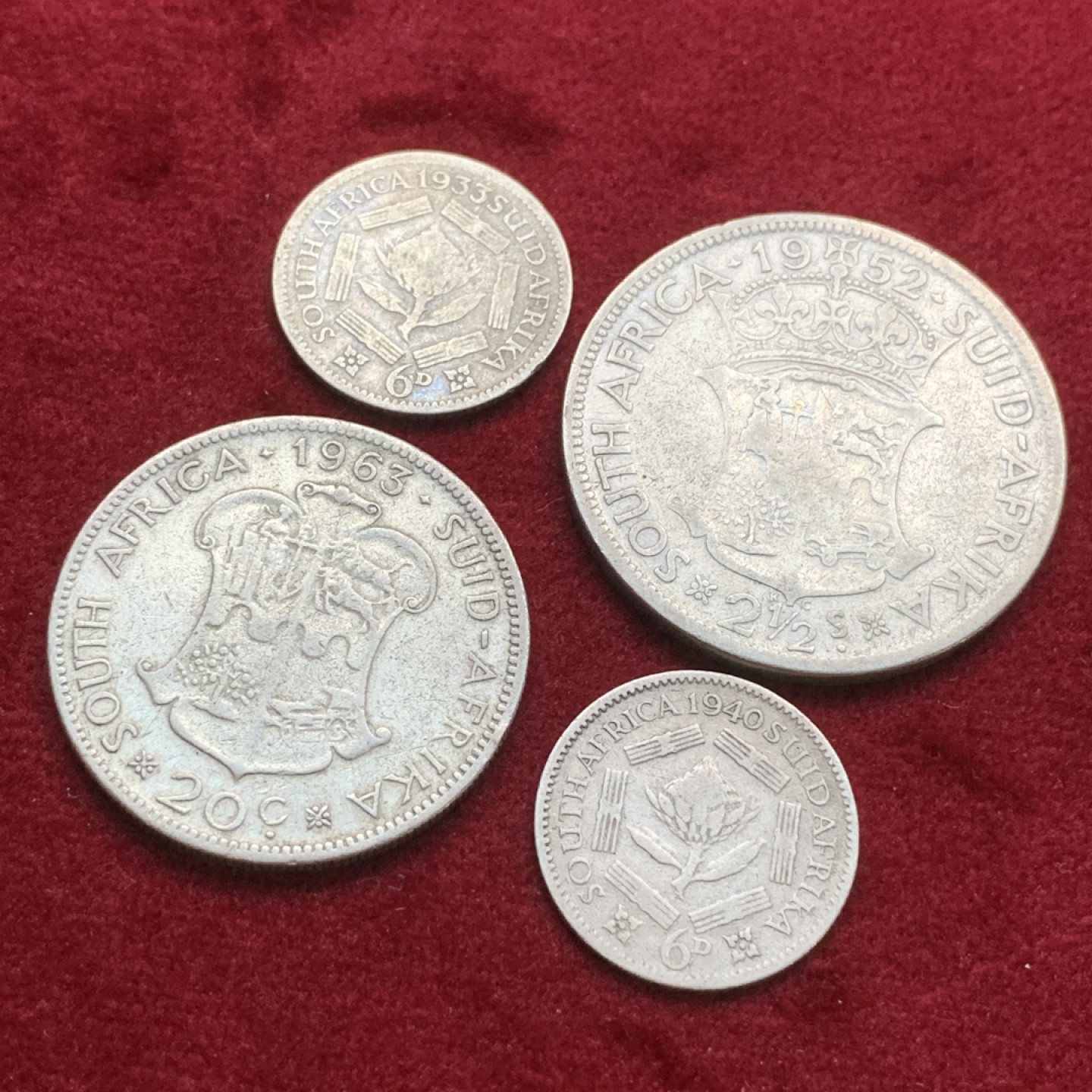 《竞宝斋》第75场-本周日，周一2场连拍（全场不限金额包邮） 英属南非 银币4枚一组 1952年乔六2.5先令银币， 1933年乔五6D，1940年乔六6D银币，1963年20分银币各1枚