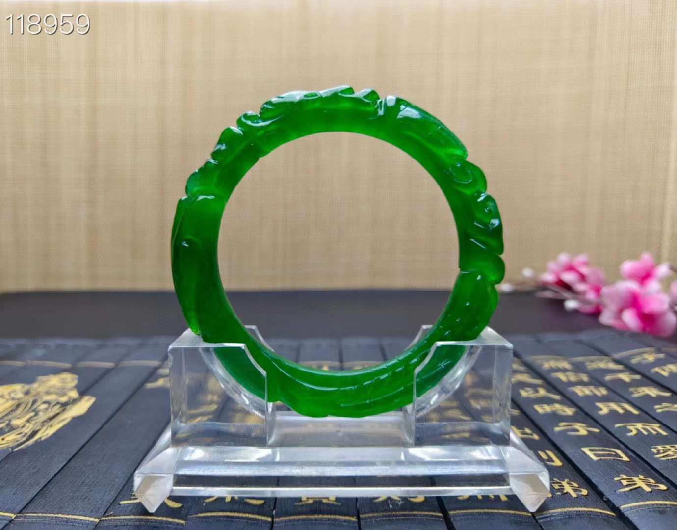 顶级龙石种翡翠雕花手镯一对