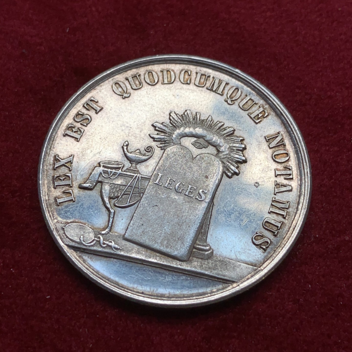 《竞宝斋》第75场-本周日，周一2场连拍（全场不限金额包邮） 法国  1880-1898 年 无记名 圆形 银质公证人 代币 13.6克 33.1mm直径 整体状态好PL感十足 手指边铭 带银标