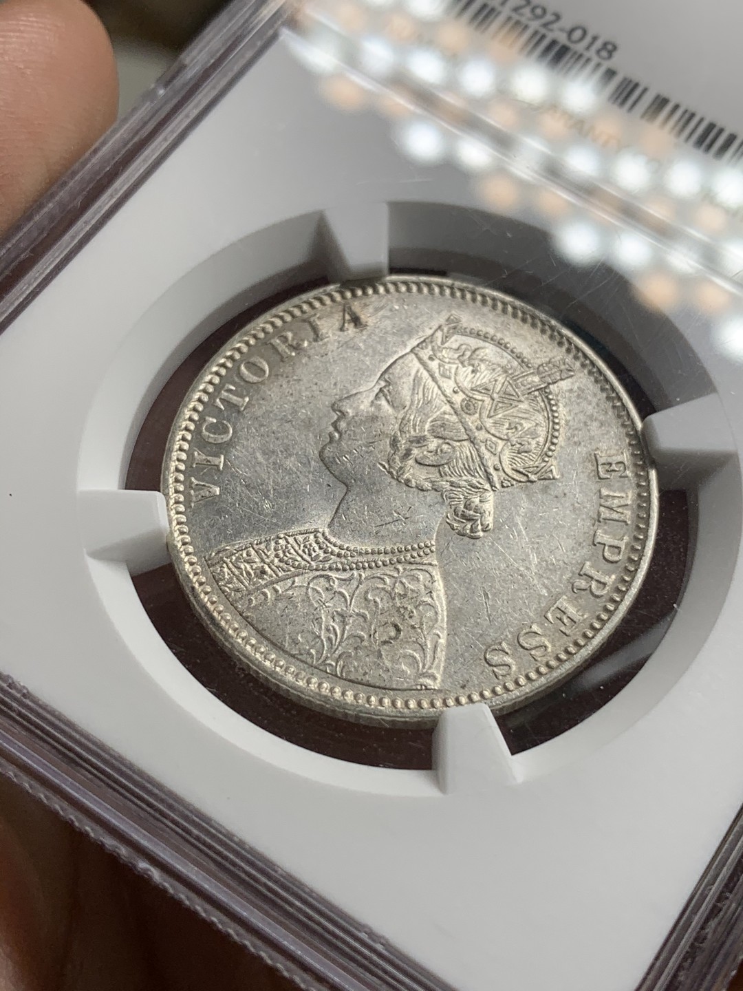 《竞宝斋》第75场-本周日，周一2场连拍（全场不限金额包邮） NGC MS 60英属印度1901B 维多利亚女王 1卢比银币 底板光亮 细节非常好