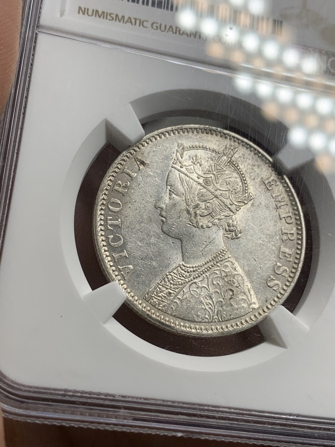 《竞宝斋》第75场-本周日，周一2场连拍（全场不限金额包邮） NGC MS 60英属印度1901B 维多利亚女王 1卢比银币 底板光亮 细节非常好