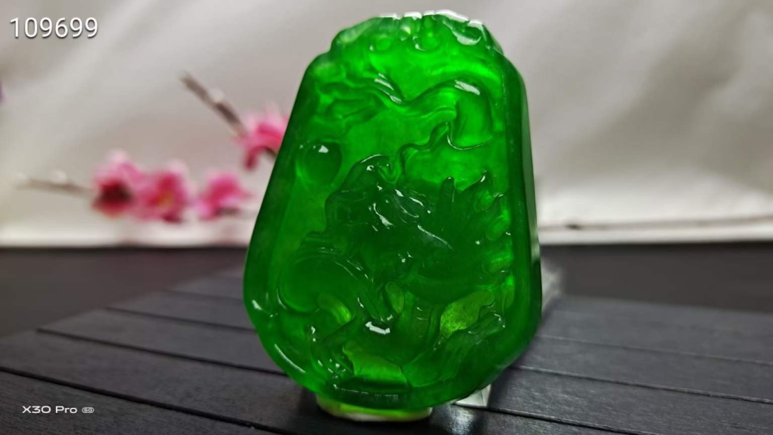 龙石种帝王绿翡翠龙挂件，玉质通透水头十足起莹光，颜色鲜艳靓丽，造型别致完美无瑕疵 