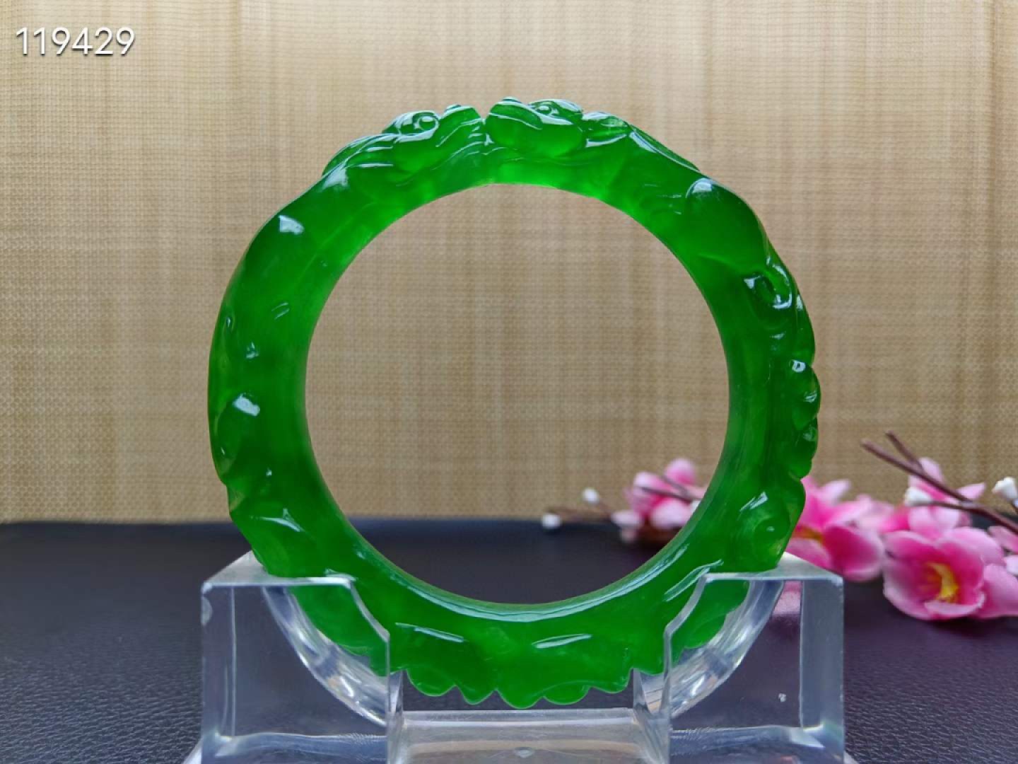 顶级龙石种祖母绿翡翠雕花手镯一对，满工雕刻，口径60，重74.6/80.5克 