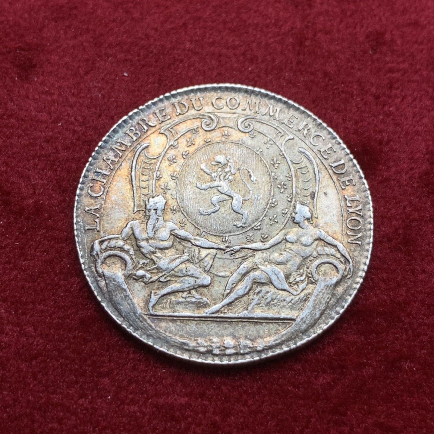 《竞宝斋》第75场-本周日，周一2场连拍（全场不限金额包邮） 法国 18世纪 里昂商会 圆形 银质 代币 双面金色包浆 磨损小 细节清晰 难得品种 10克 30.6mm直径