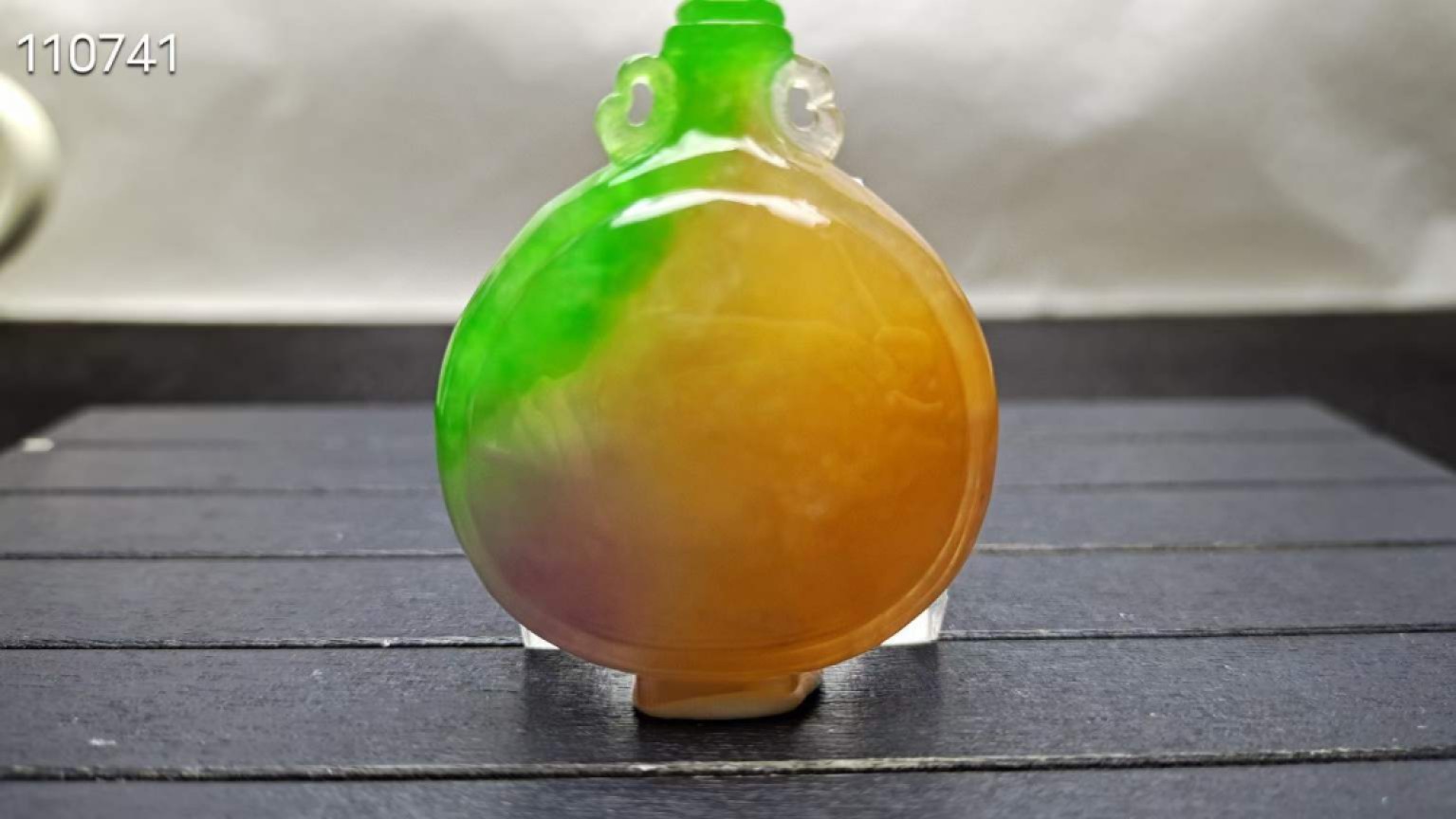 龙石种多彩翡翠花瓶吊坠