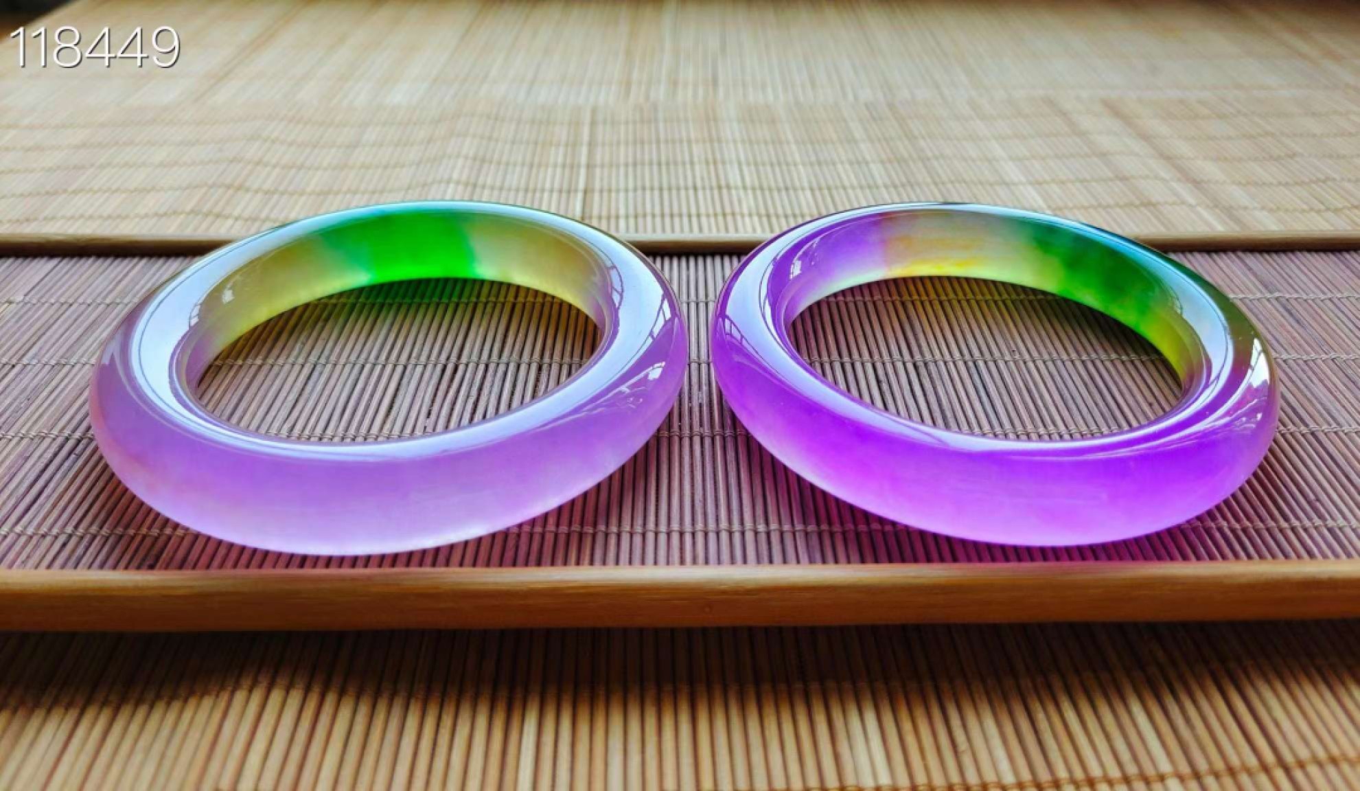 顶级龙石种多彩翡翠手镯一对，水头超好，超级完美，莹光感超强，可过紫光灯  顶级龙石种多彩翡翠手镯一对，水头超好，超级完美，莹光感超强，可过紫光灯 