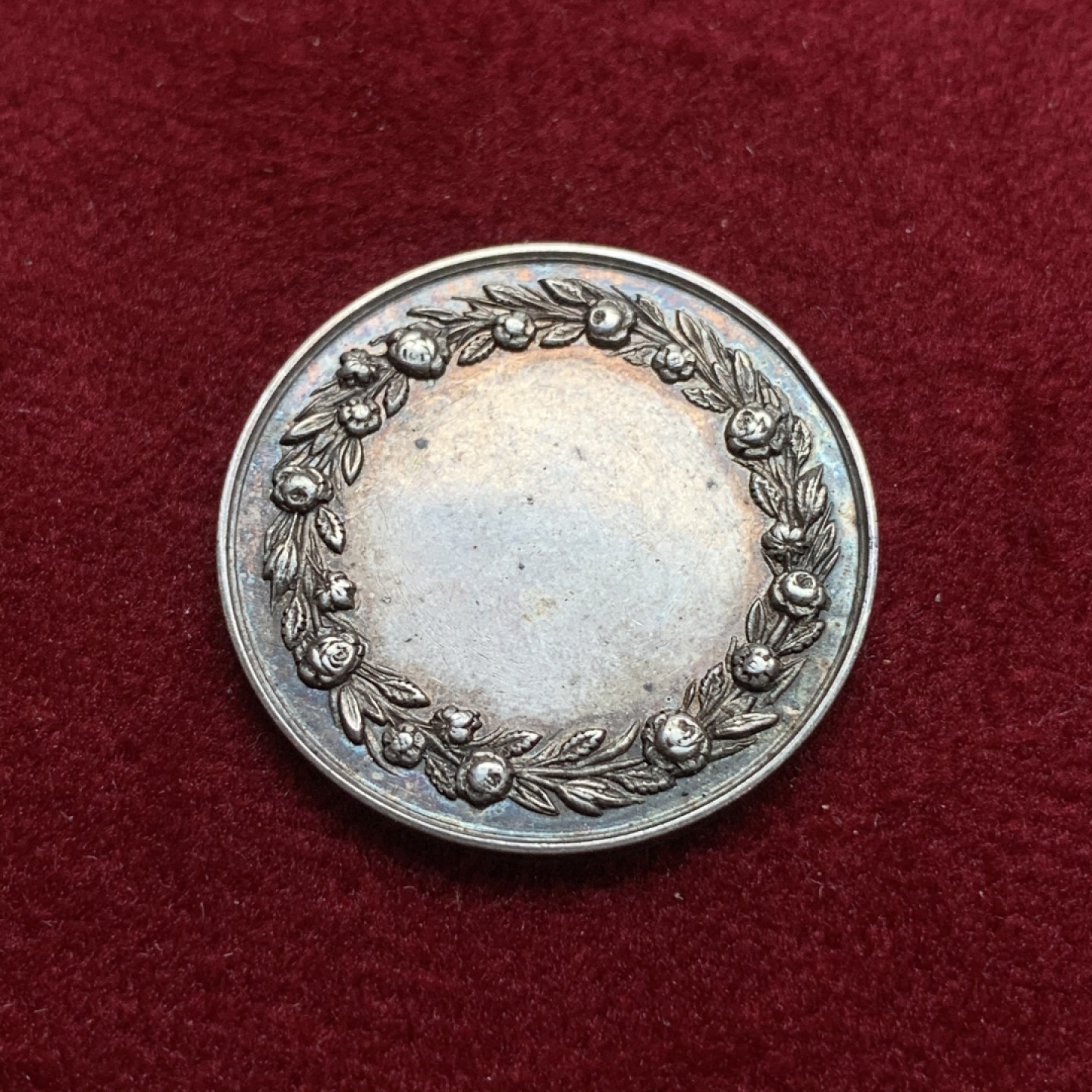 《竞宝斋》第75场-本周日，周一2场连拍（全场不限金额包邮） 法国 1860-1879年 银质 婚章 细节精致 整体包浆均匀  5.7克  24mm直径 蜜蜂边铭 带银标 