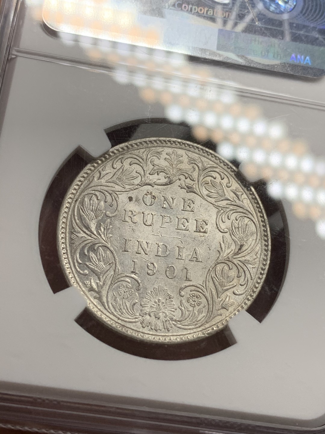 《竞宝斋》第75场-本周日，周一2场连拍（全场不限金额包邮） NGC MS 60英属印度1901B 维多利亚女王 1卢比银币 底板光亮 细节非常好