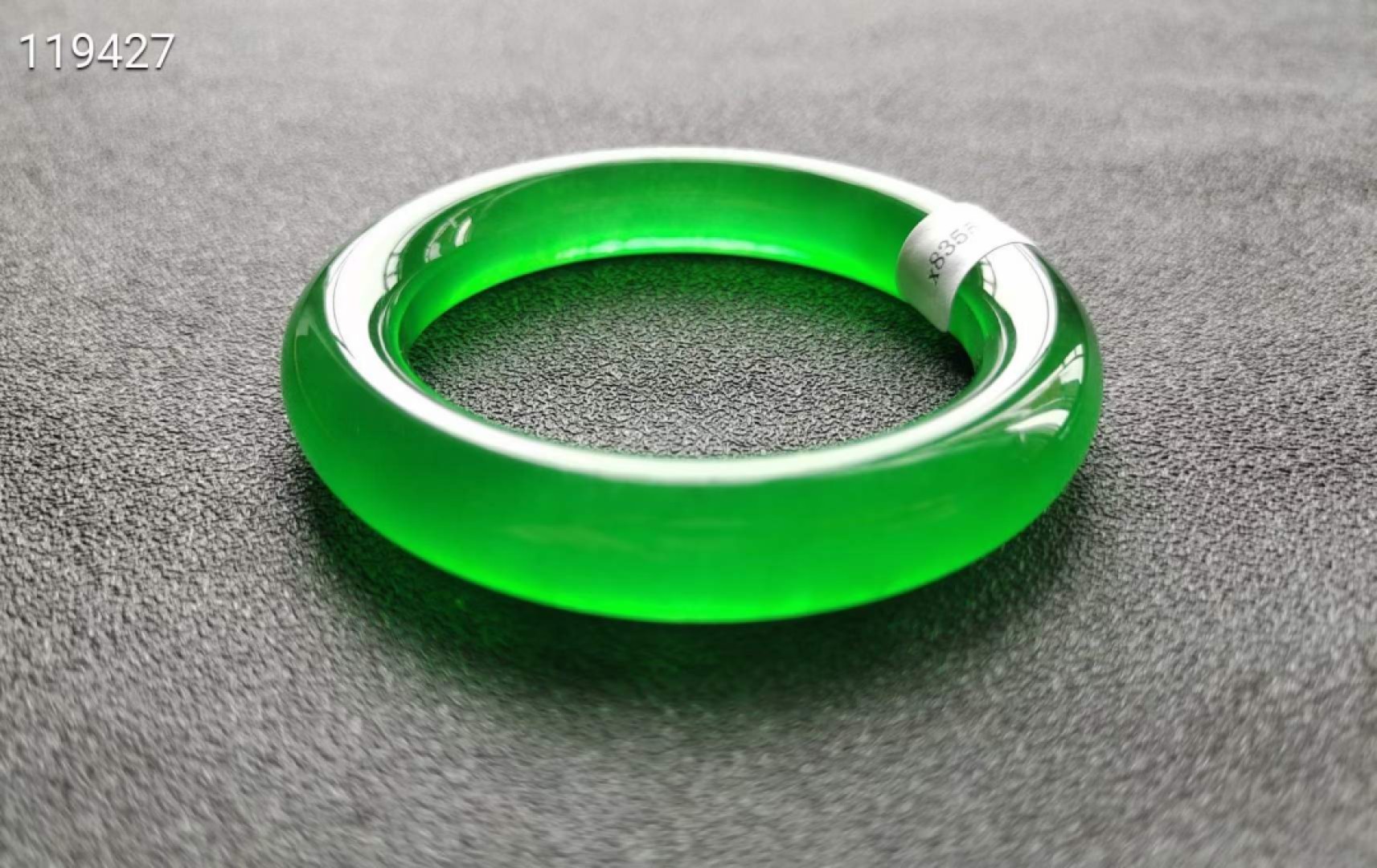 顶级龙石种帝王绿翡翠手镯一对，水头超好，超级完美，莹光感超强，可过紫光灯，口径 51，种69.1/68.5克