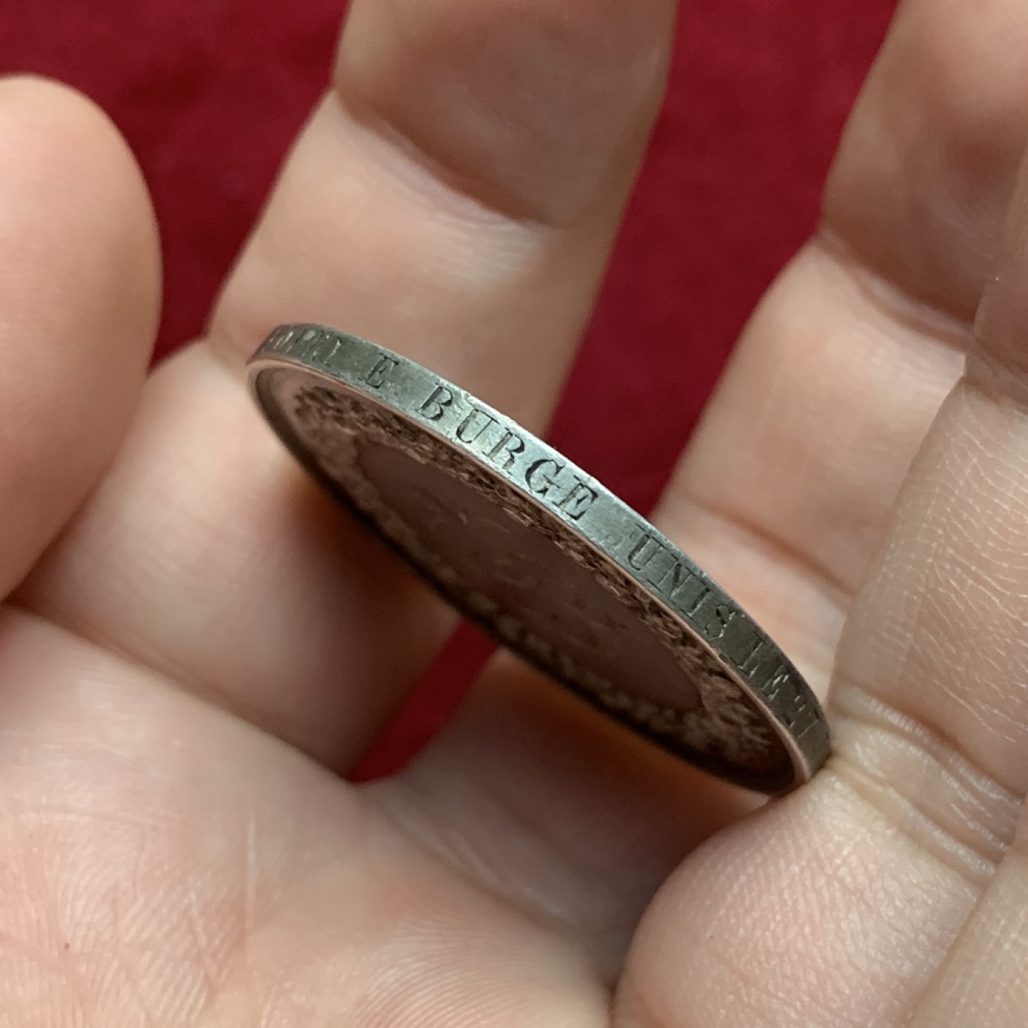 《竞宝斋》第75场-本周日，周一2场连拍（全场不限金额包邮） 法国 1858年 银质 婚章 淡金包浆 背面有花体雕刻 边上结婚的铭文 非常少见   16.1克  33.4mm直径 手指边铭 带银标 