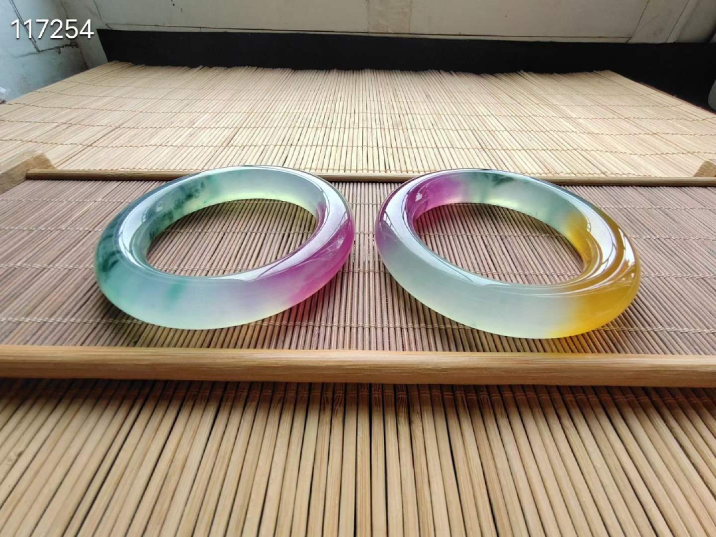 顶级龙石种多彩翡翠手镯一对