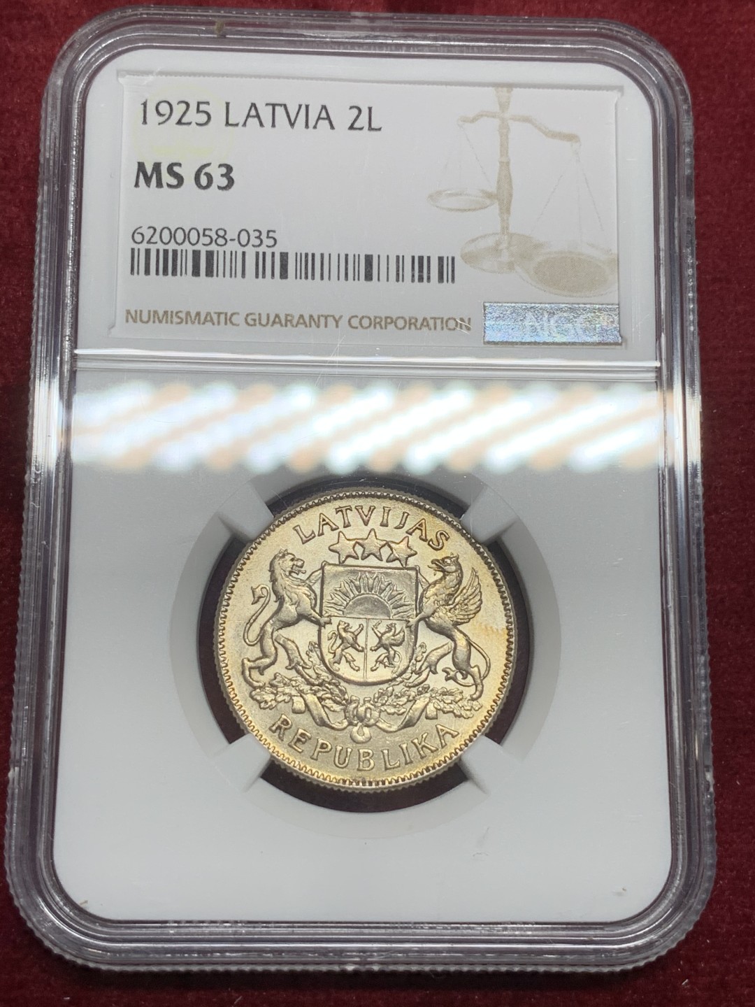 《竞宝斋》第75场-本周日，周一2场连拍（全场不限金额包邮） NGC-MS63 拉脱维亚1925年2拉特 底板丝滑光度好 带金色包浆 