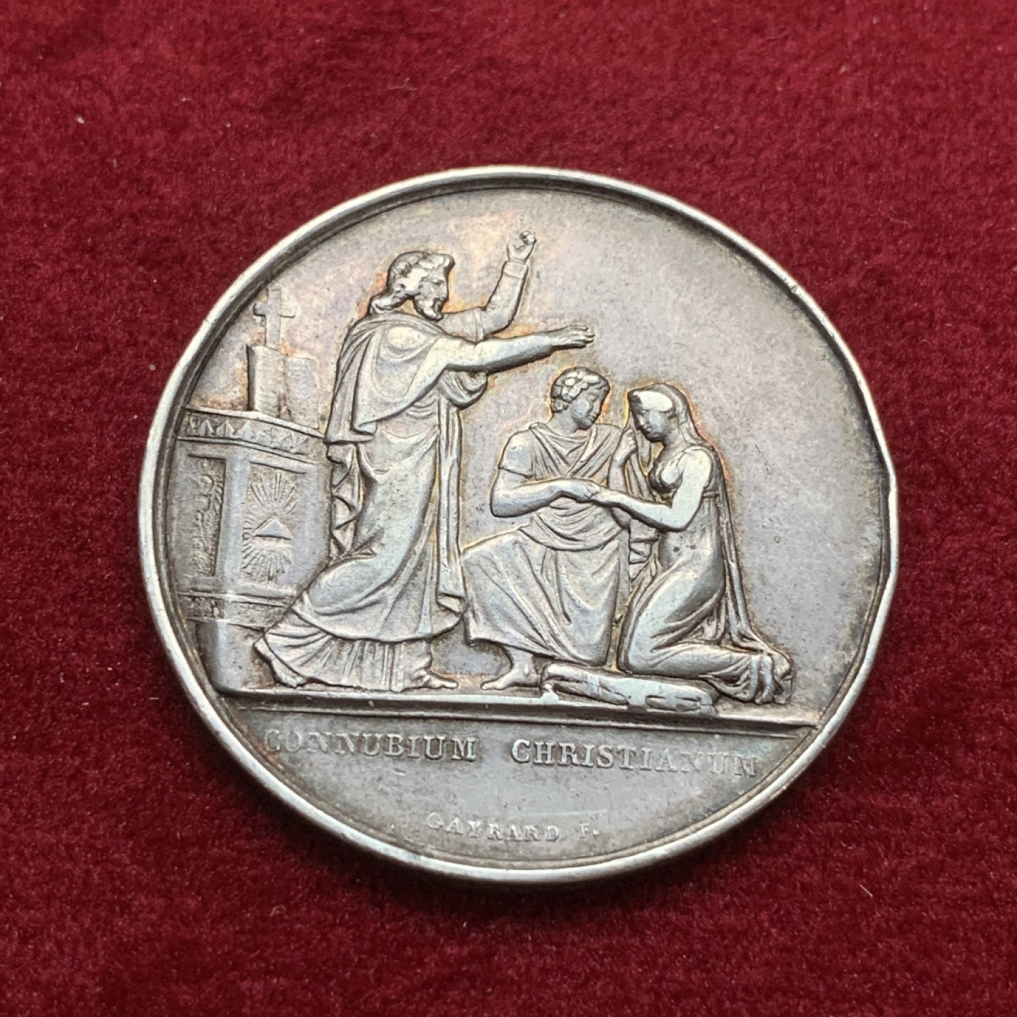 《竞宝斋》第75场-本周日，周一2场连拍（全场不限金额包邮） 法国 1858年 银质 婚章 淡金包浆 背面有花体雕刻 边上结婚的铭文 非常少见   16.1克  33.4mm直径 手指边铭 带银标 