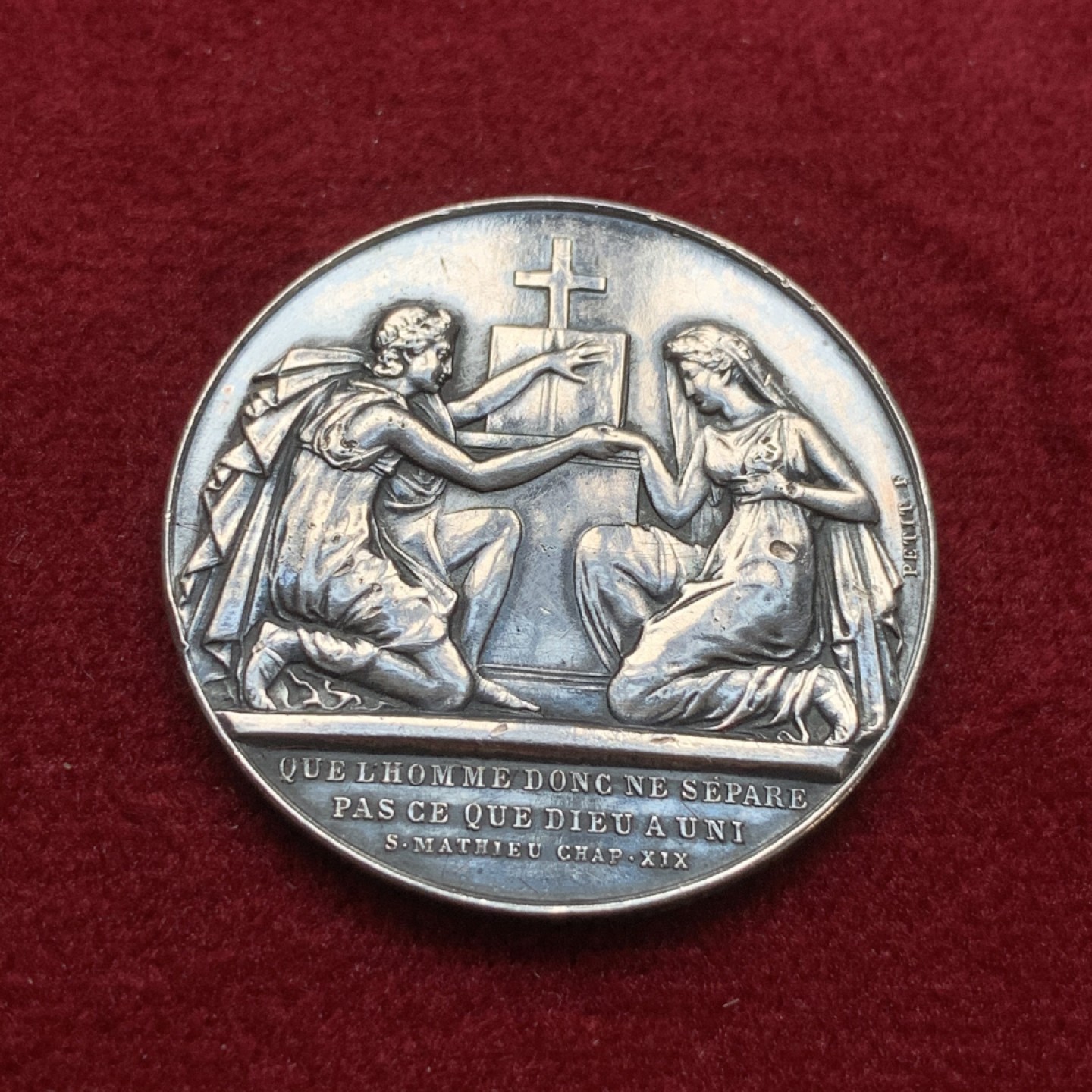 《竞宝斋》第75场-本周日，周一2场连拍（全场不限金额包邮） 法国 1880-1898年 银质 婚章 整体温润 背面带花体字母雕刻 比较少见  14.2克  30.2mm直径 丰饶角边铭 带银标 