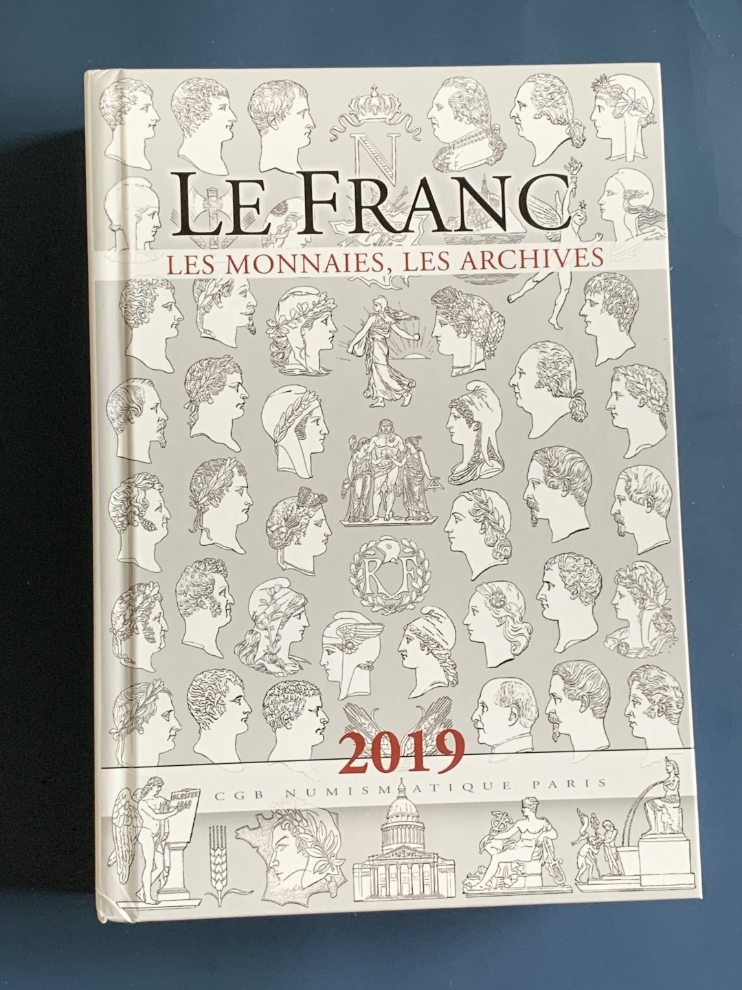 《竞宝斋》第75场-本周日，周一2场连拍（全场不限金额包邮） 原封精装本 法国2019钱币目录 从造币工艺，雕刻师，标识标志，细分版别都有详尽的分类 厚达1126页！可谓是法币的百科全书，难得