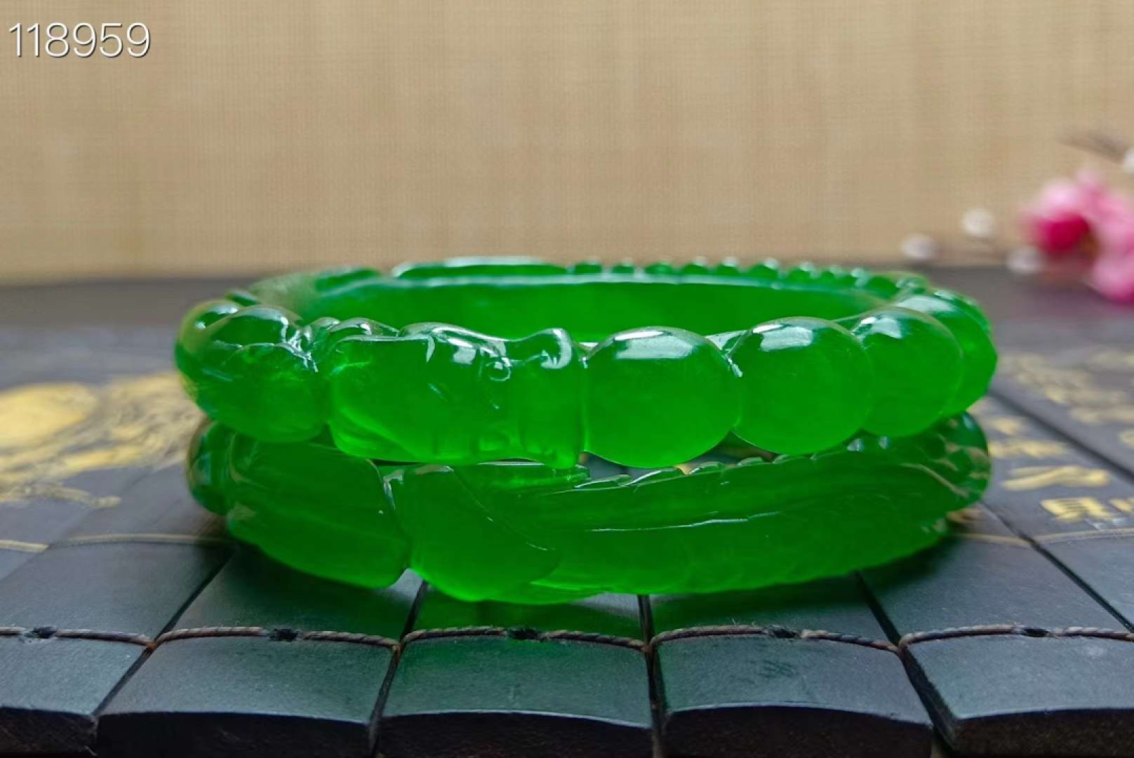 顶级龙石种翡翠雕花手镯一对