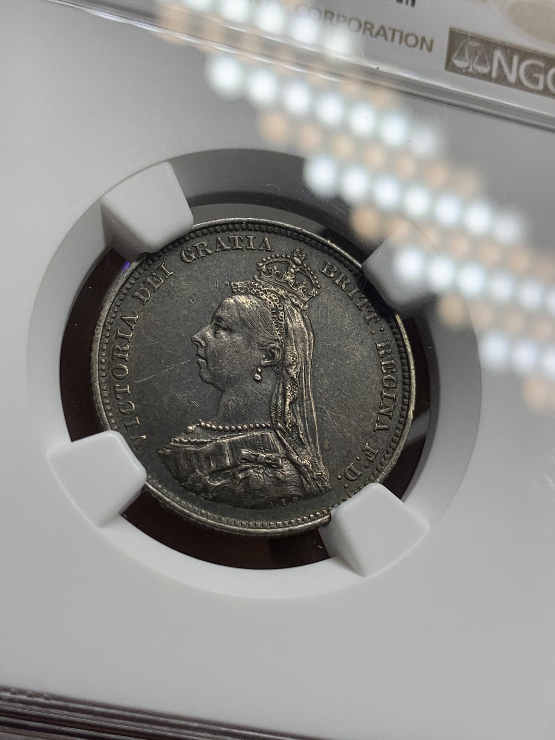 《竞宝斋》第75场-本周日，周一2场连拍（全场不限金额包邮） NGC-AU55 英国 1887年 维多利亚高冠1先令银币 欧洲原味老包浆 岁月感浓厚