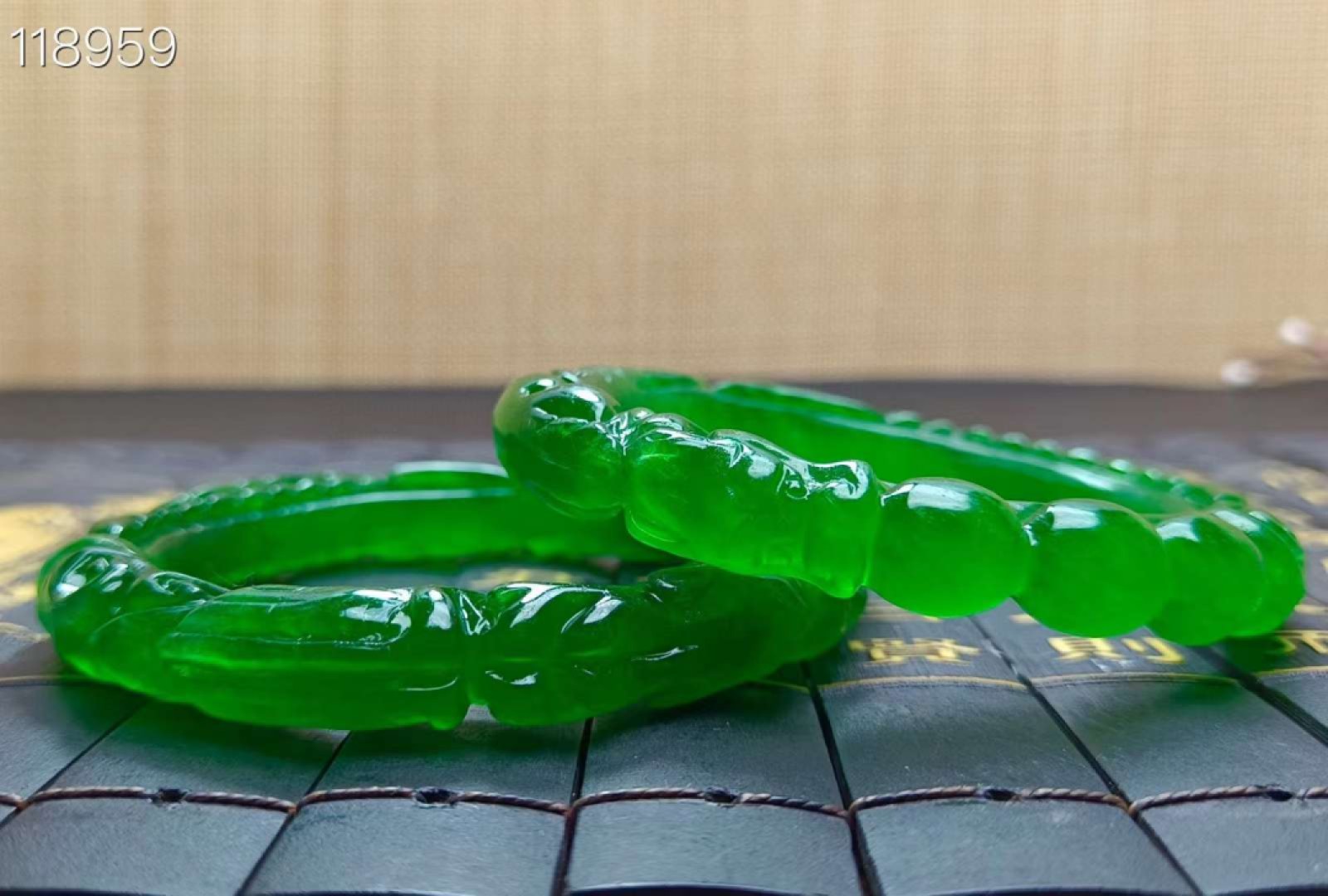 顶级龙石种翡翠雕花手镯一对