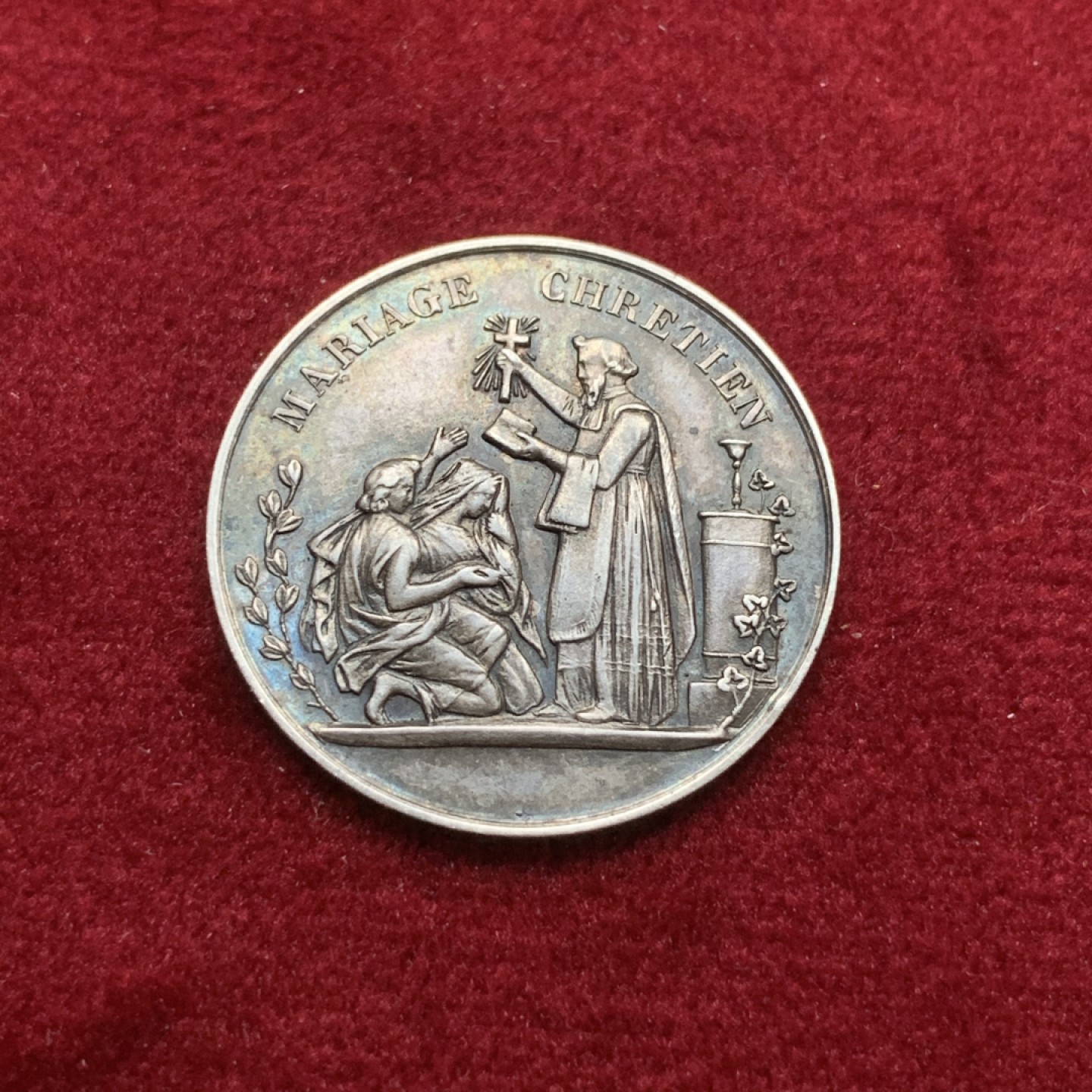 《竞宝斋》第75场-本周日，周一2场连拍（全场不限金额包邮） 法国 1860-1879年 银质 婚章 细节精致 整体包浆均匀  5.7克  24mm直径 蜜蜂边铭 带银标 