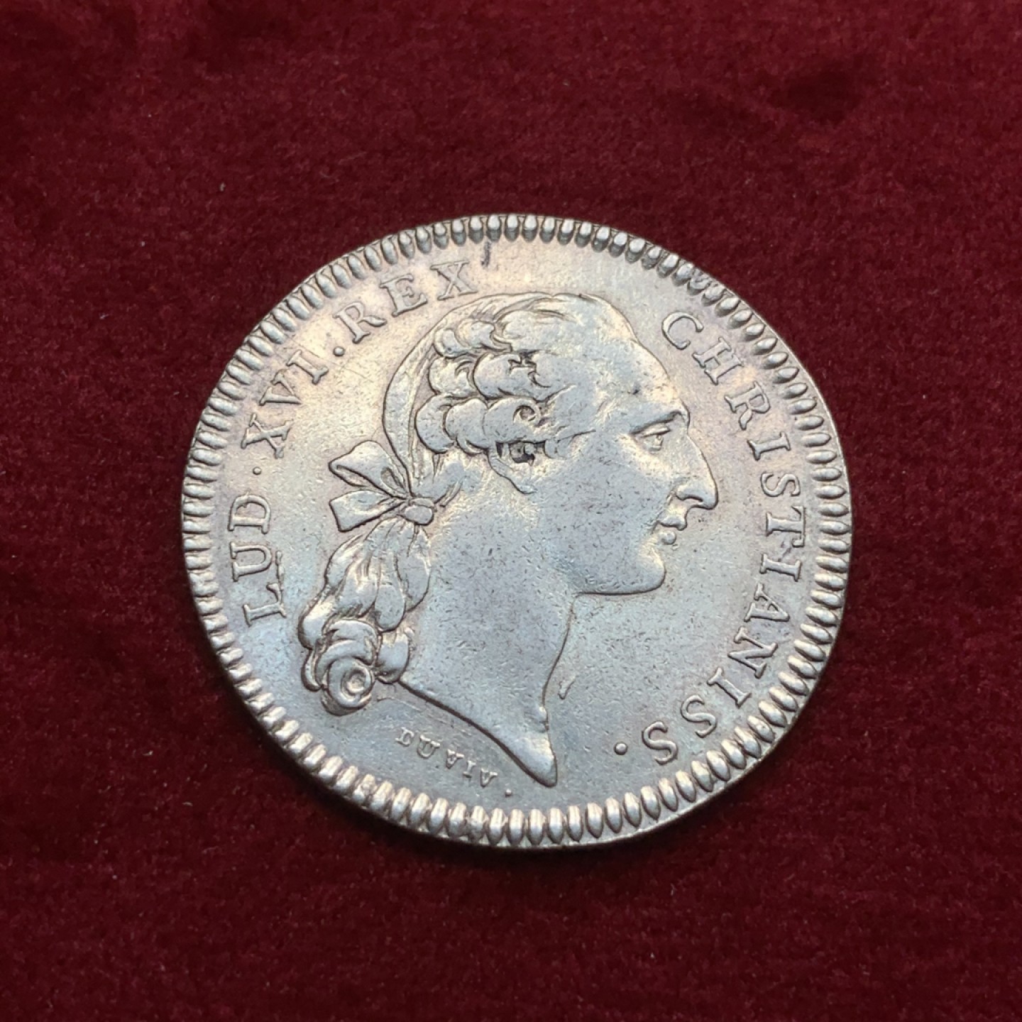 《竞宝斋》第75场-本周日，周一2场连拍（全场不限金额包邮） 法国 路易十六 圣路易斯军事教团 圆形银质 代币 非常少见的品种 9.5克 31mm直径