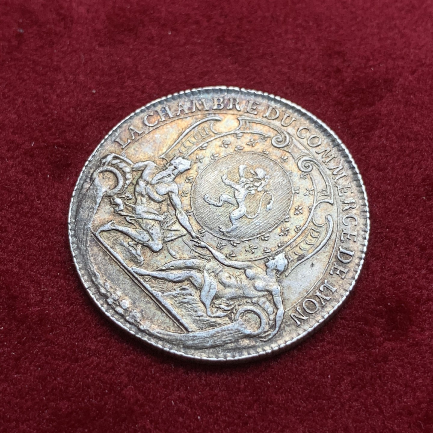 《竞宝斋》第75场-本周日，周一2场连拍（全场不限金额包邮） 法国 18世纪 里昂商会 圆形 银质 代币 双面金色包浆 磨损小 细节清晰 难得品种 10克 30.6mm直径