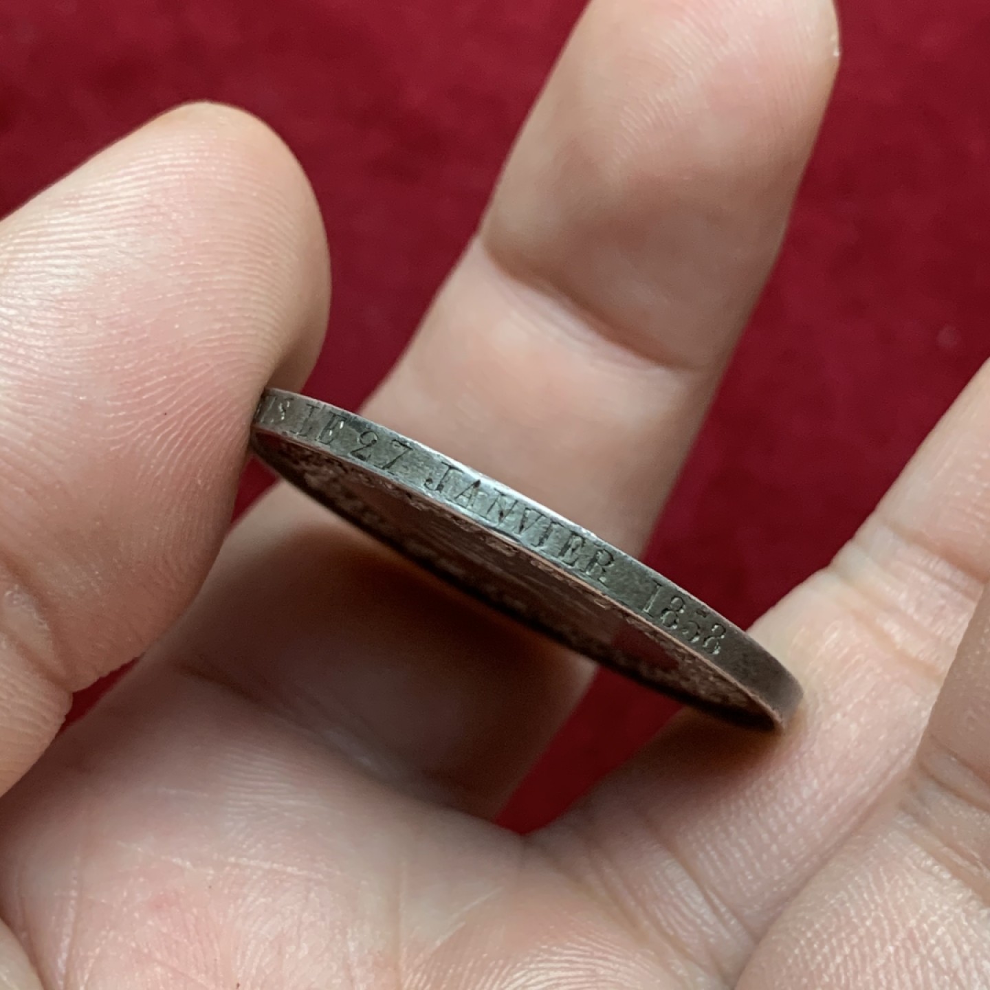 《竞宝斋》第75场-本周日，周一2场连拍（全场不限金额包邮） 法国 1858年 银质 婚章 淡金包浆 背面有花体雕刻 边上结婚的铭文 非常少见   16.1克  33.4mm直径 手指边铭 带银标 