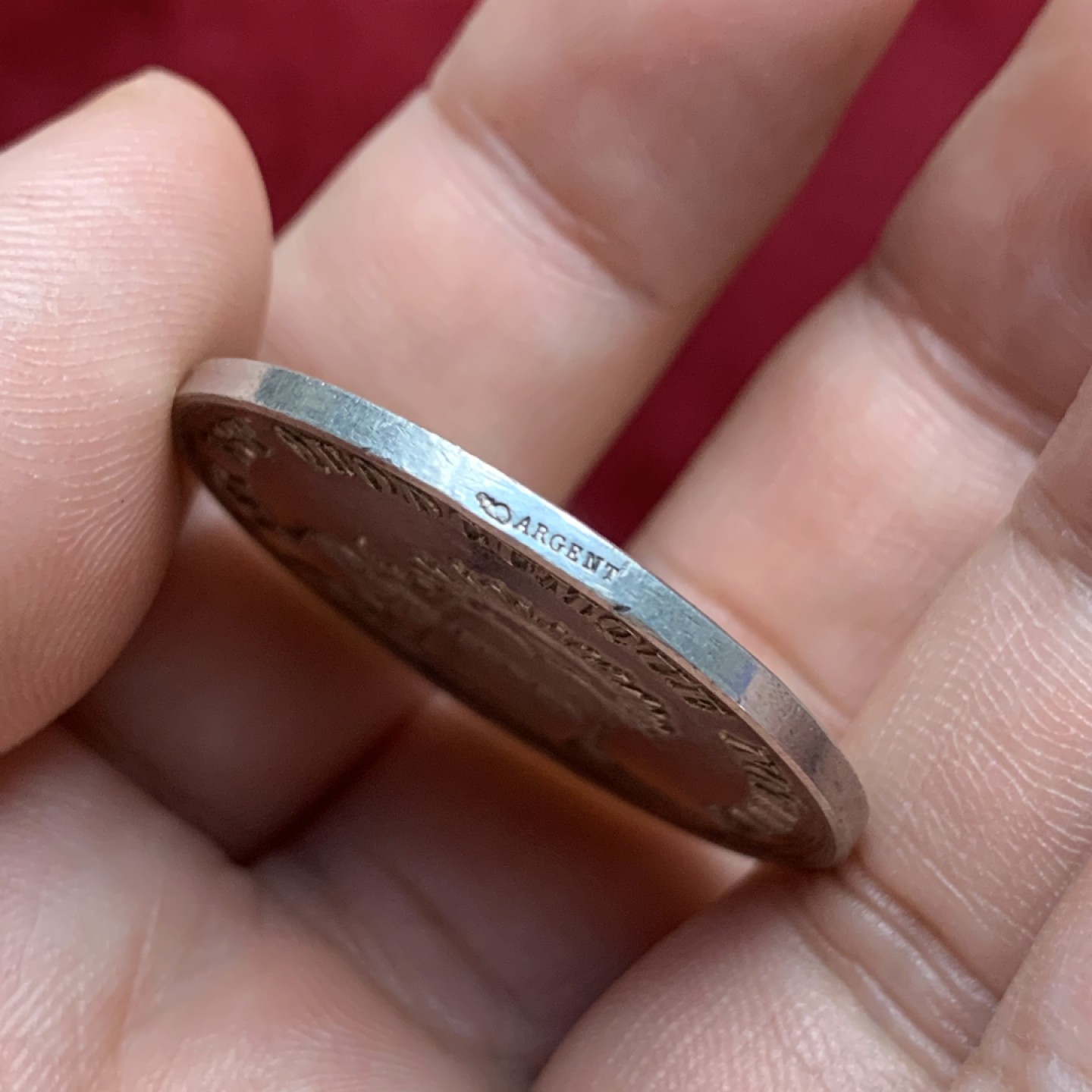 《竞宝斋》第75场-本周日，周一2场连拍（全场不限金额包邮） 法国  1880-1898 年 无记名 圆形 银质公证人 代币 13.6克 33.1mm直径 整体状态好PL感十足 手指边铭 带银标