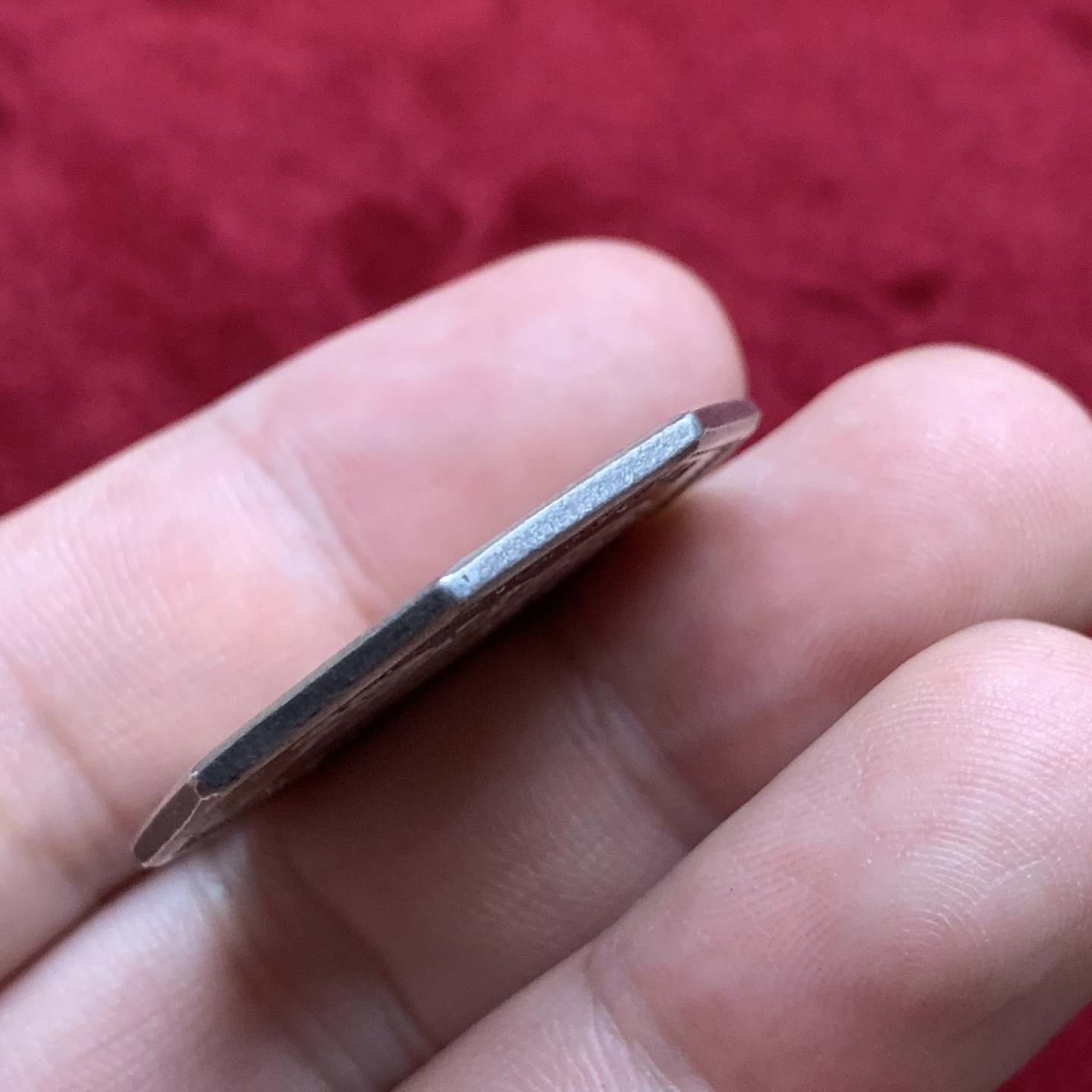 《竞宝斋》第75场-本周日，周一2场连拍（全场不限金额包邮） 法国 1775年 路易十六 早期 八角 银质代币 内齿和后期的有很大的不同 13.45克，对角34.5mm