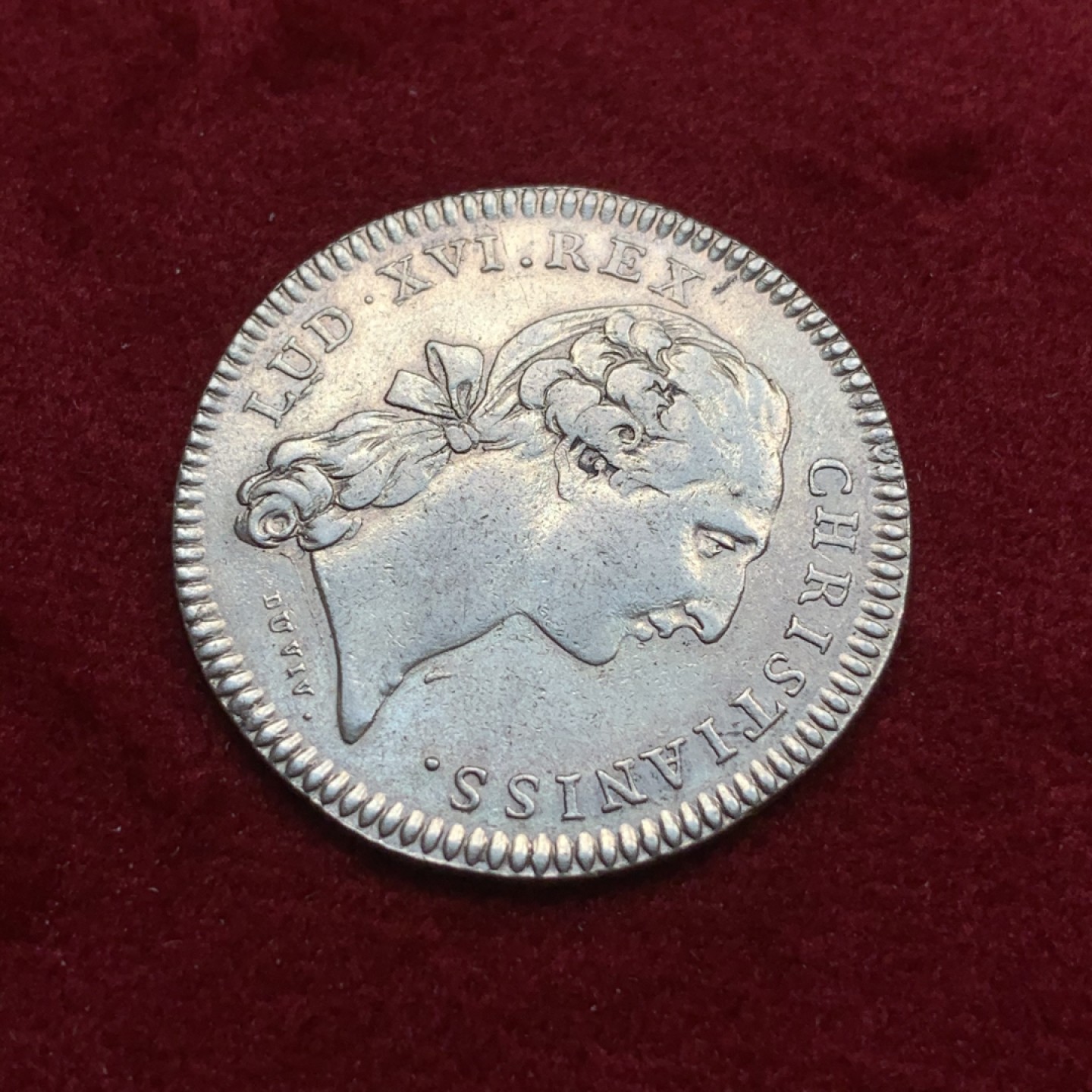 《竞宝斋》第75场-本周日，周一2场连拍（全场不限金额包邮） 法国 路易十六 圣路易斯军事教团 圆形银质 代币 非常少见的品种 9.5克 31mm直径