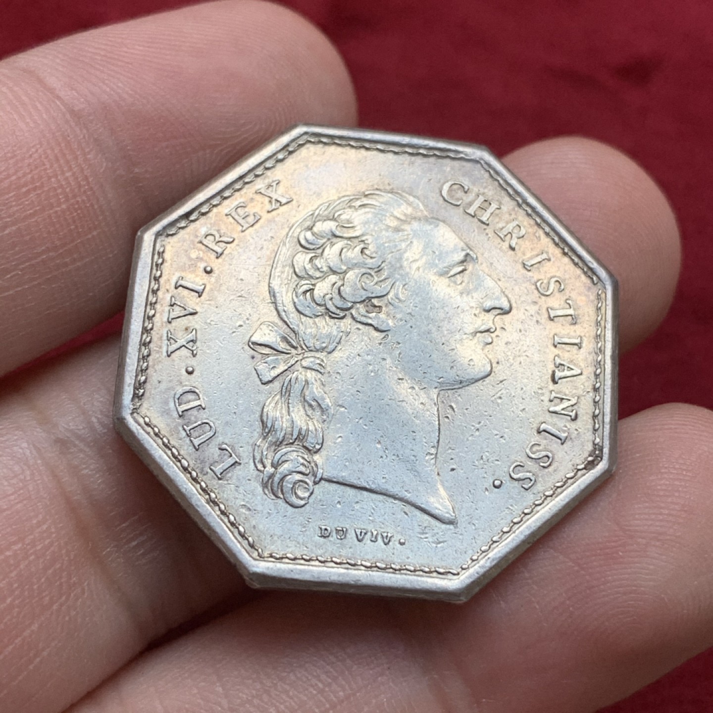 《竞宝斋》第75场-本周日，周一2场连拍（全场不限金额包邮） 法国 1775年 路易十六 早期 八角 银质代币 内齿和后期的有很大的不同 13.45克，对角34.5mm