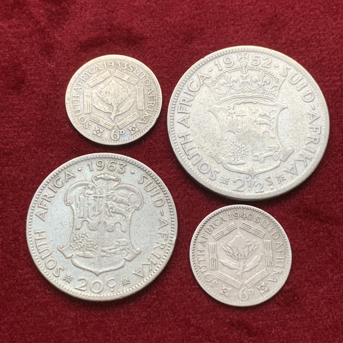 《竞宝斋》第75场-本周日，周一2场连拍（全场不限金额包邮） 英属南非 银币4枚一组 1952年乔六2.5先令银币， 1933年乔五6D，1940年乔六6D银币，1963年20分银币各1枚