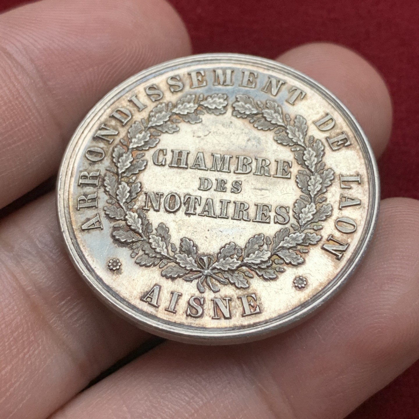 《竞宝斋》第75场-本周日，周一2场连拍（全场不限金额包邮） 法国  1880-1898 年 无记名 圆形 银质公证人 代币 13.6克 33.1mm直径 整体状态好PL感十足 手指边铭 带银标
