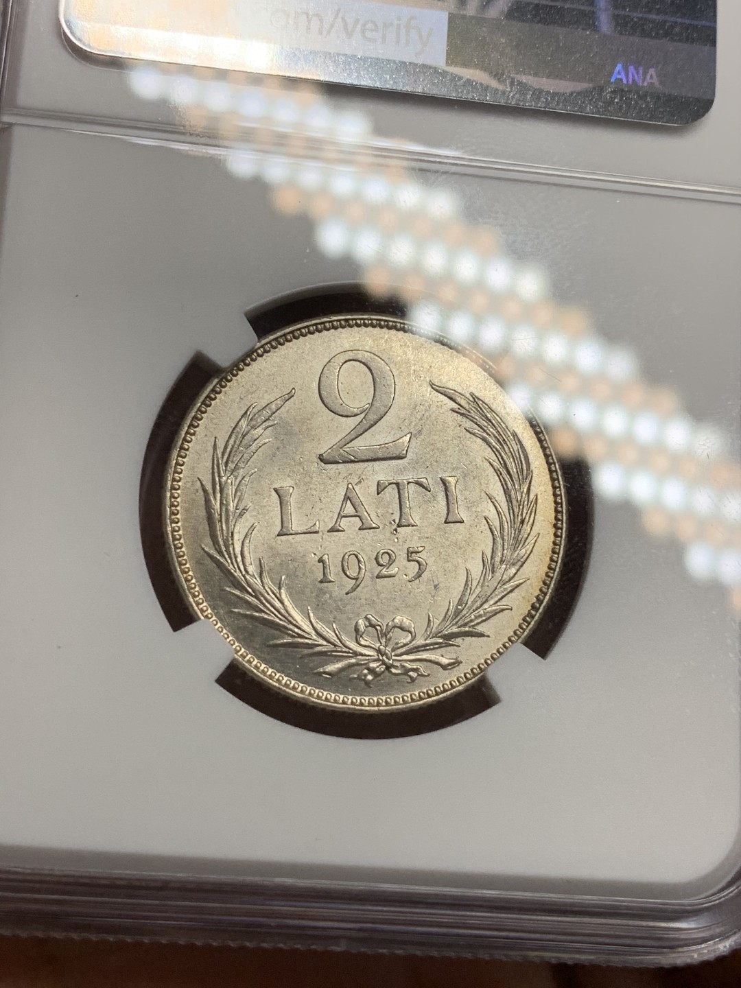 《竞宝斋》第75场-本周日，周一2场连拍（全场不限金额包邮） NGC-MS63 拉脱维亚1925年2拉特 底板丝滑光度好 带金色包浆 