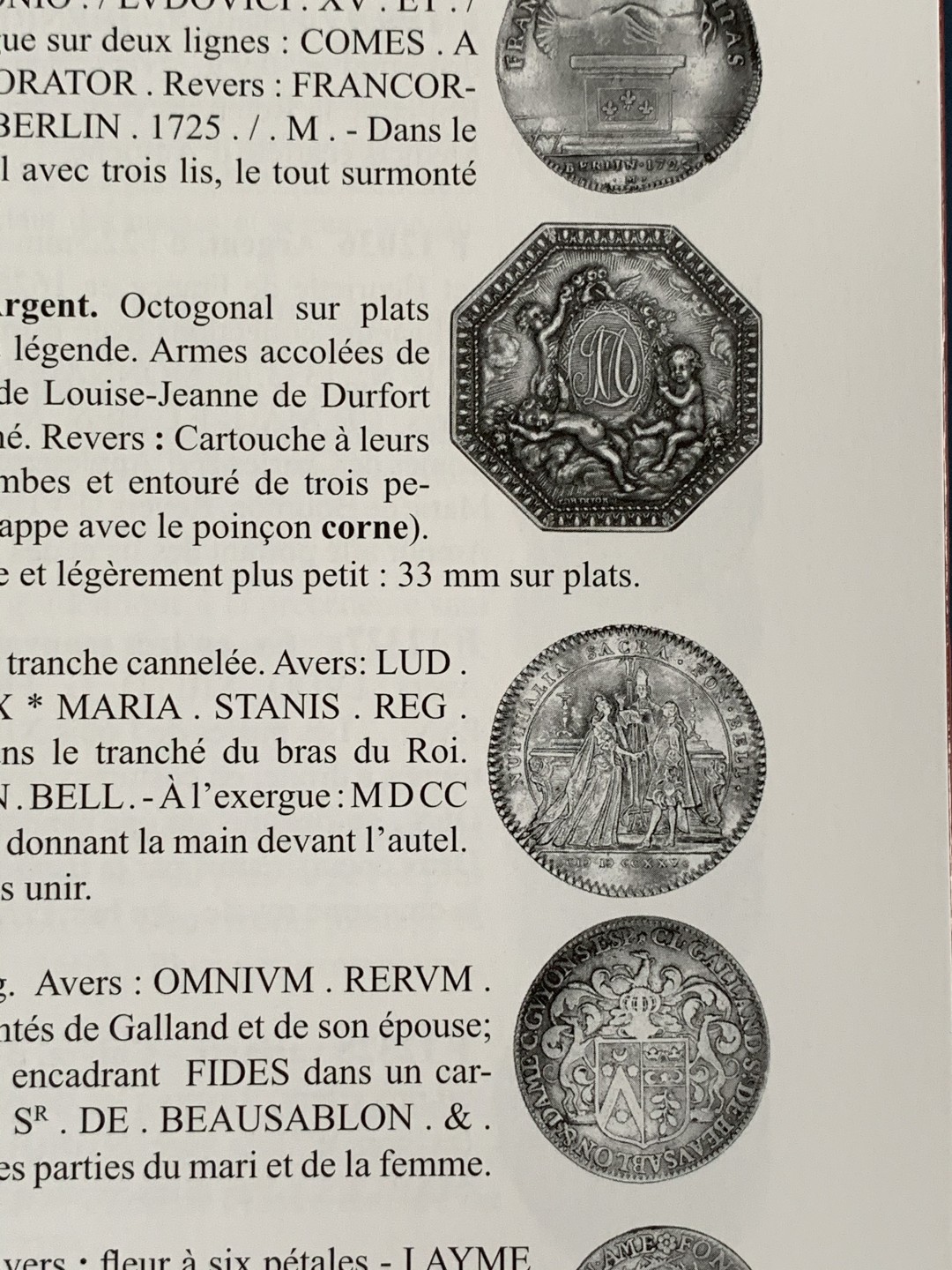 《竞宝斋》第75场-本周日，周一2场连拍（全场不限金额包邮） 法国 结婚 纪念章 目录  厚达 320页 重达1.6公斤 A4纸大小 亏运费的品种 不过介绍的非常详细  版本众多