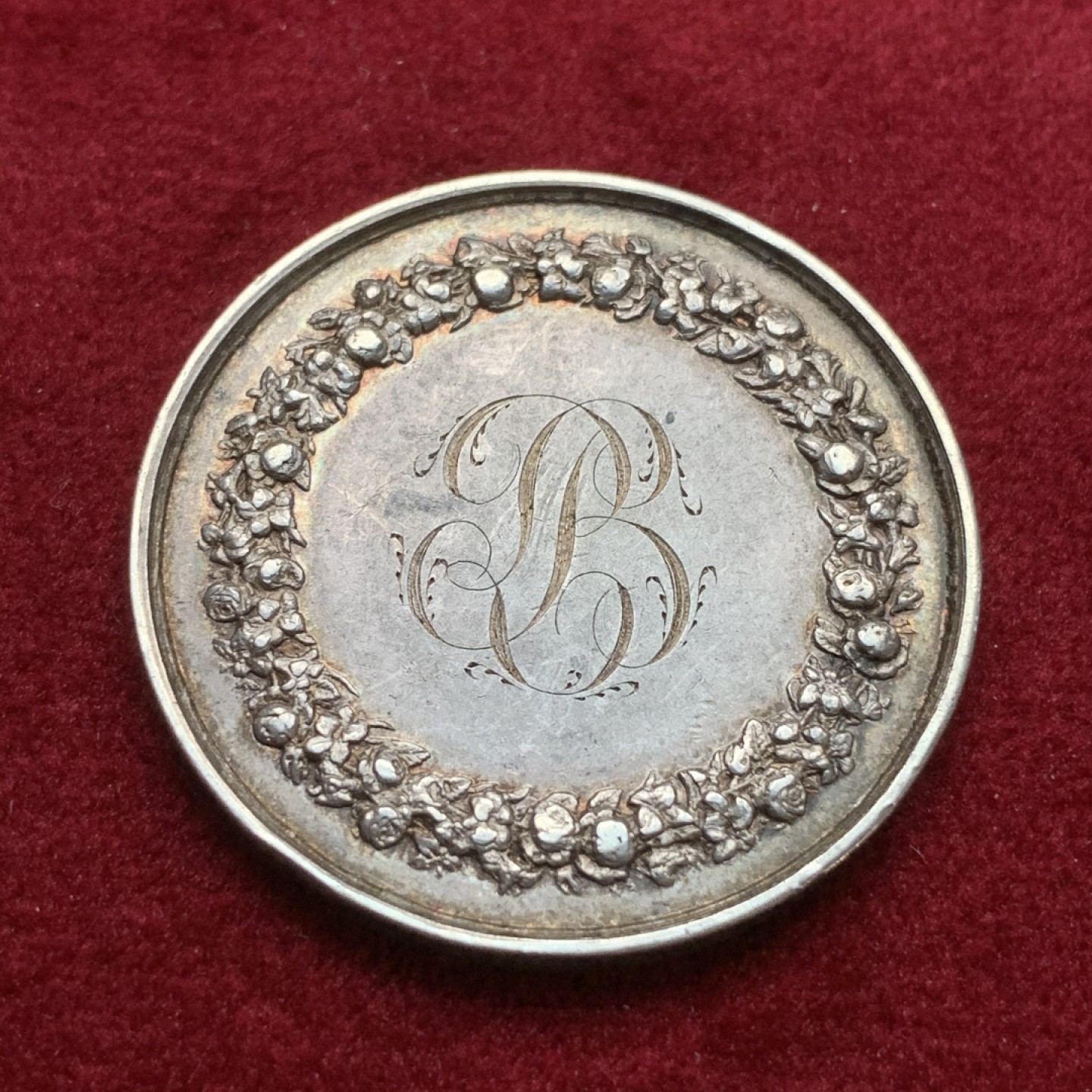 《竞宝斋》第75场-本周日，周一2场连拍（全场不限金额包邮） 法国 1858年 银质 婚章 淡金包浆 背面有花体雕刻 边上结婚的铭文 非常少见   16.1克  33.4mm直径 手指边铭 带银标 