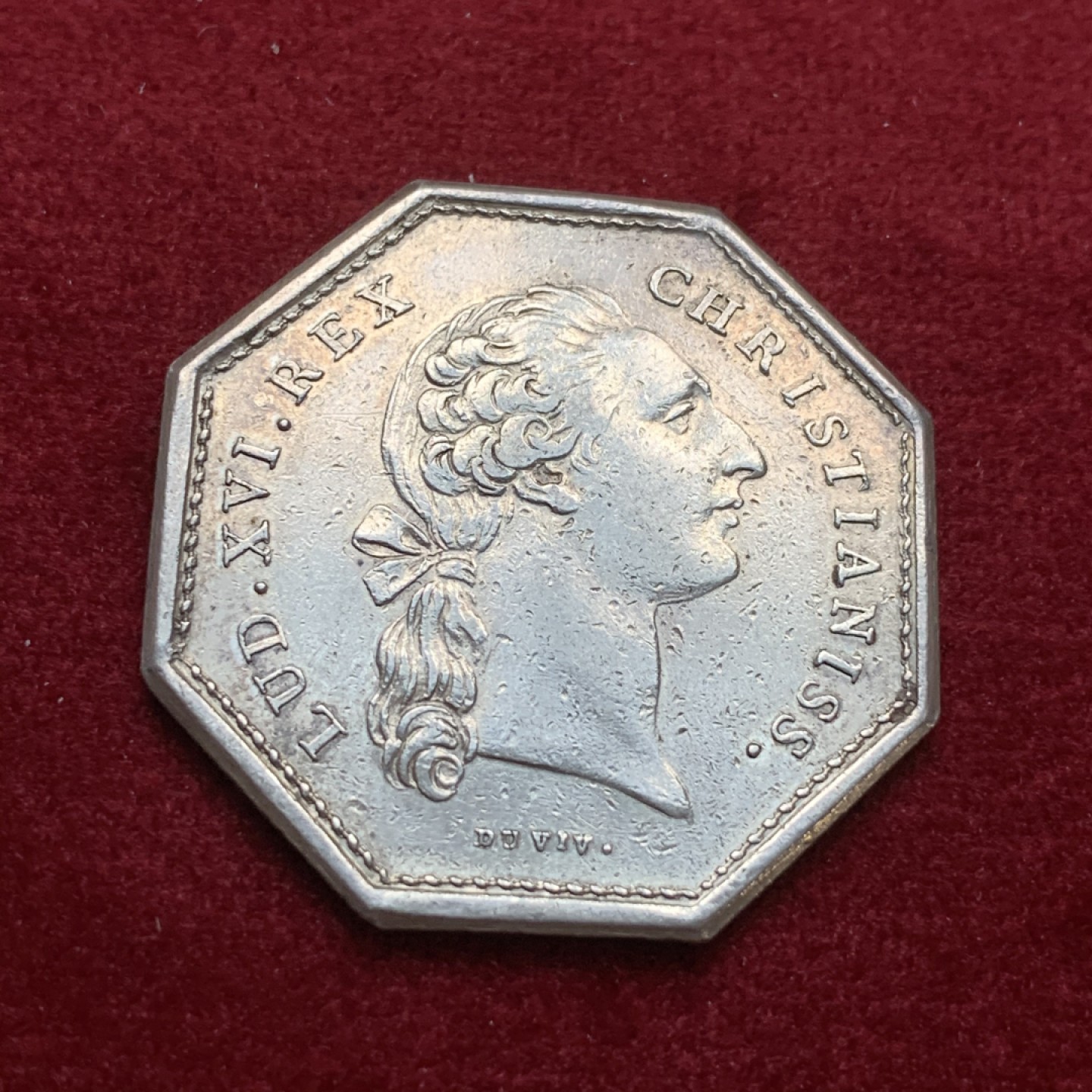 《竞宝斋》第75场-本周日，周一2场连拍（全场不限金额包邮） 法国 1775年 路易十六 早期 八角 银质代币 内齿和后期的有很大的不同 13.45克，对角34.5mm