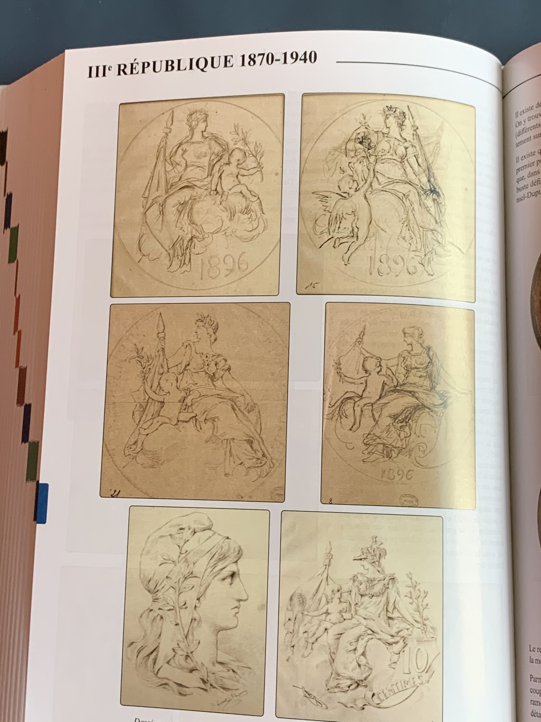 《竞宝斋》第75场-本周日，周一2场连拍（全场不限金额包邮） 原封精装本 法国2019钱币目录 从造币工艺，雕刻师，标识标志，细分版别都有详尽的分类 厚达1126页！可谓是法币的百科全书，难得