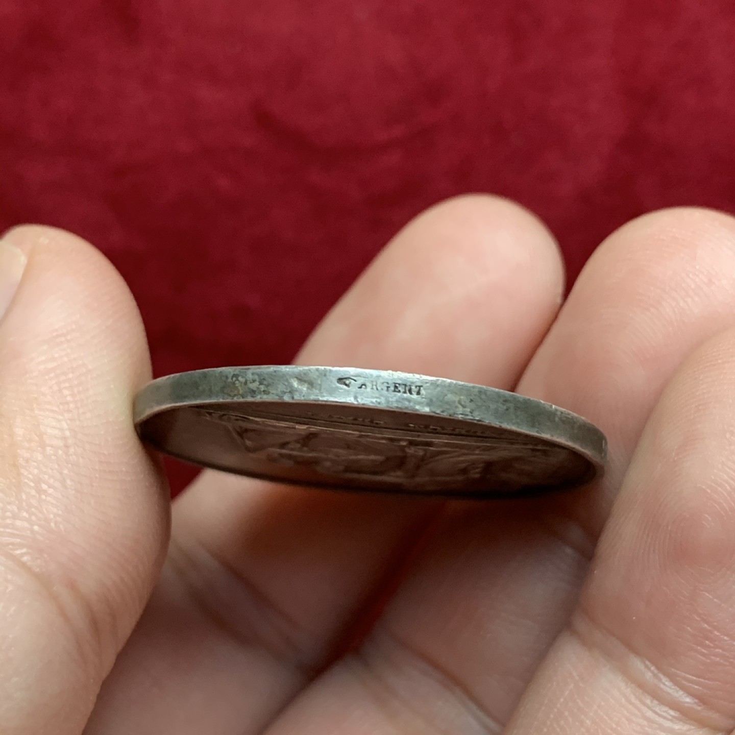 《竞宝斋》第75场-本周日，周一2场连拍（全场不限金额包邮） 法国 1858年 银质 婚章 淡金包浆 背面有花体雕刻 边上结婚的铭文 非常少见   16.1克  33.4mm直径 手指边铭 带银标 