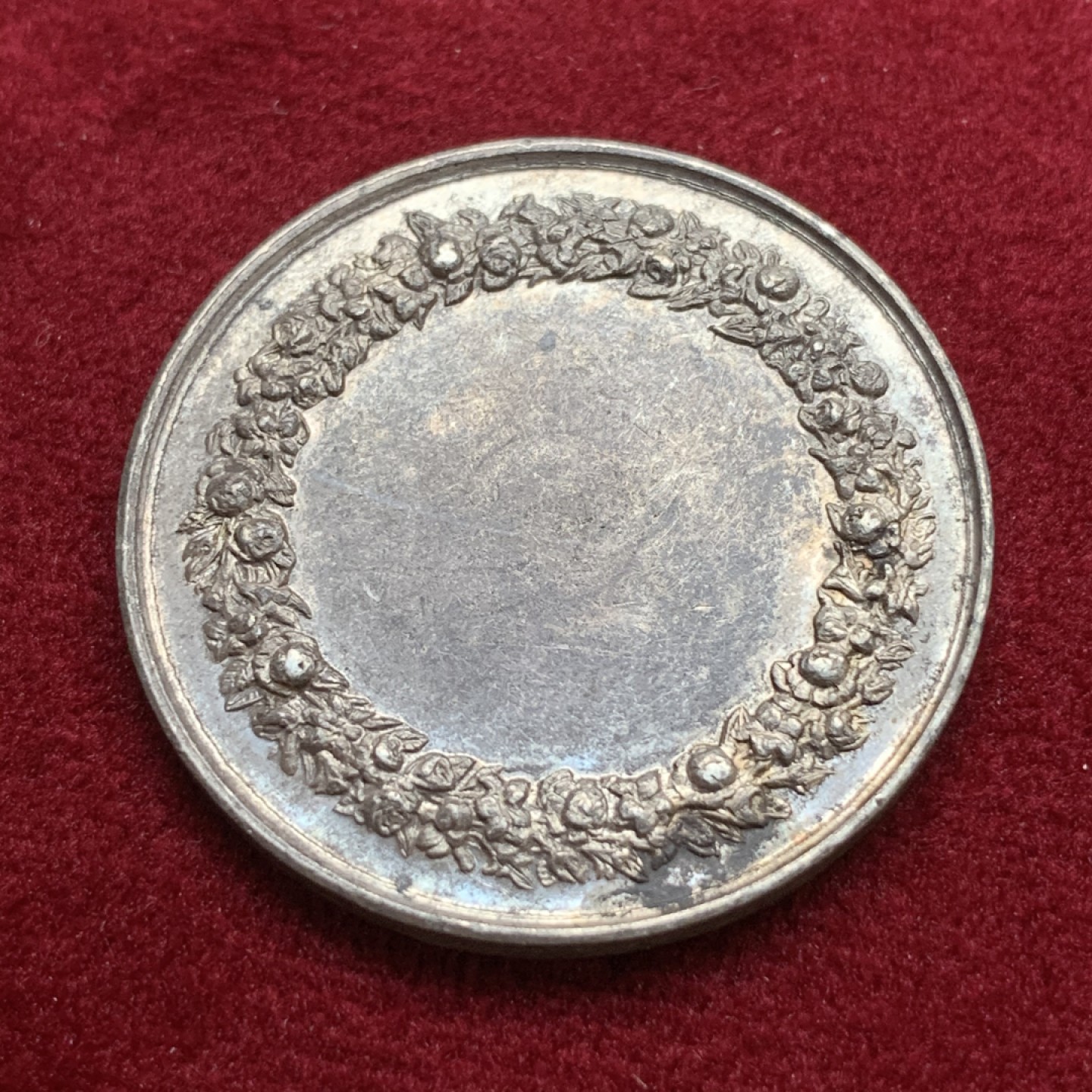 《竞宝斋》第75场-本周日，周一2场连拍（全场不限金额包邮） 法国 1860-1879年 银质 婚章 灰色包浆 底光明显  16克  33.7mm直径 蜜蜂边铭 带银标 较大规格