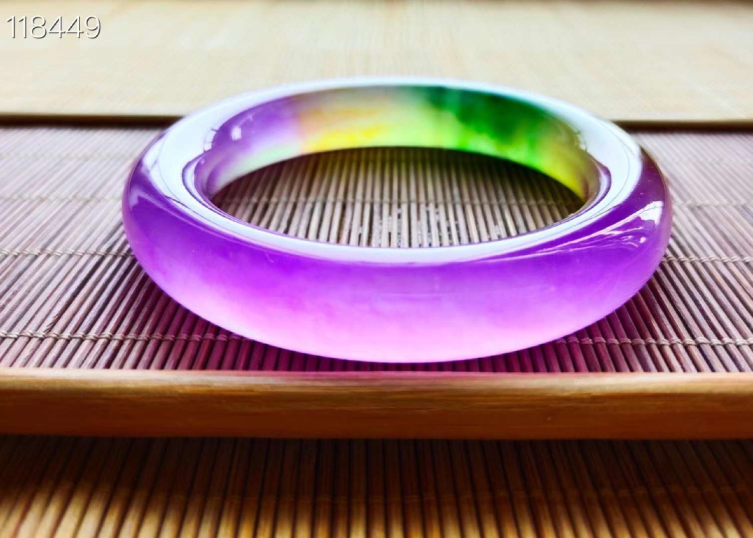 顶级龙石种多彩翡翠手镯一对，水头超好，超级完美，莹光感超强，可过紫光灯  顶级龙石种多彩翡翠手镯一对，水头超好，超级完美，莹光感超强，可过紫光灯 