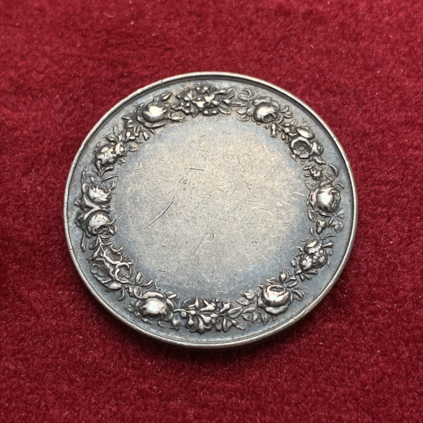 《竞宝斋》第75场-本周日，周一2场连拍（全场不限金额包邮） 法国 1880-1898年 银质 婚章 深彩包浆 神父细节都非常好  10.2克  27.3mm直径 丰饶角边铭 带银标 