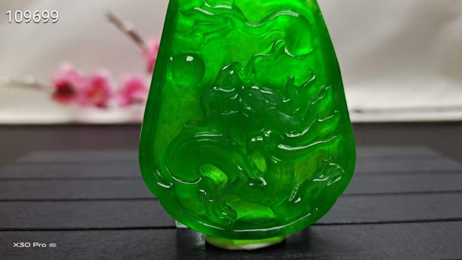 龙石种帝王绿翡翠龙挂件，玉质通透水头十足起莹光，颜色鲜艳靓丽，造型别致完美无瑕疵 