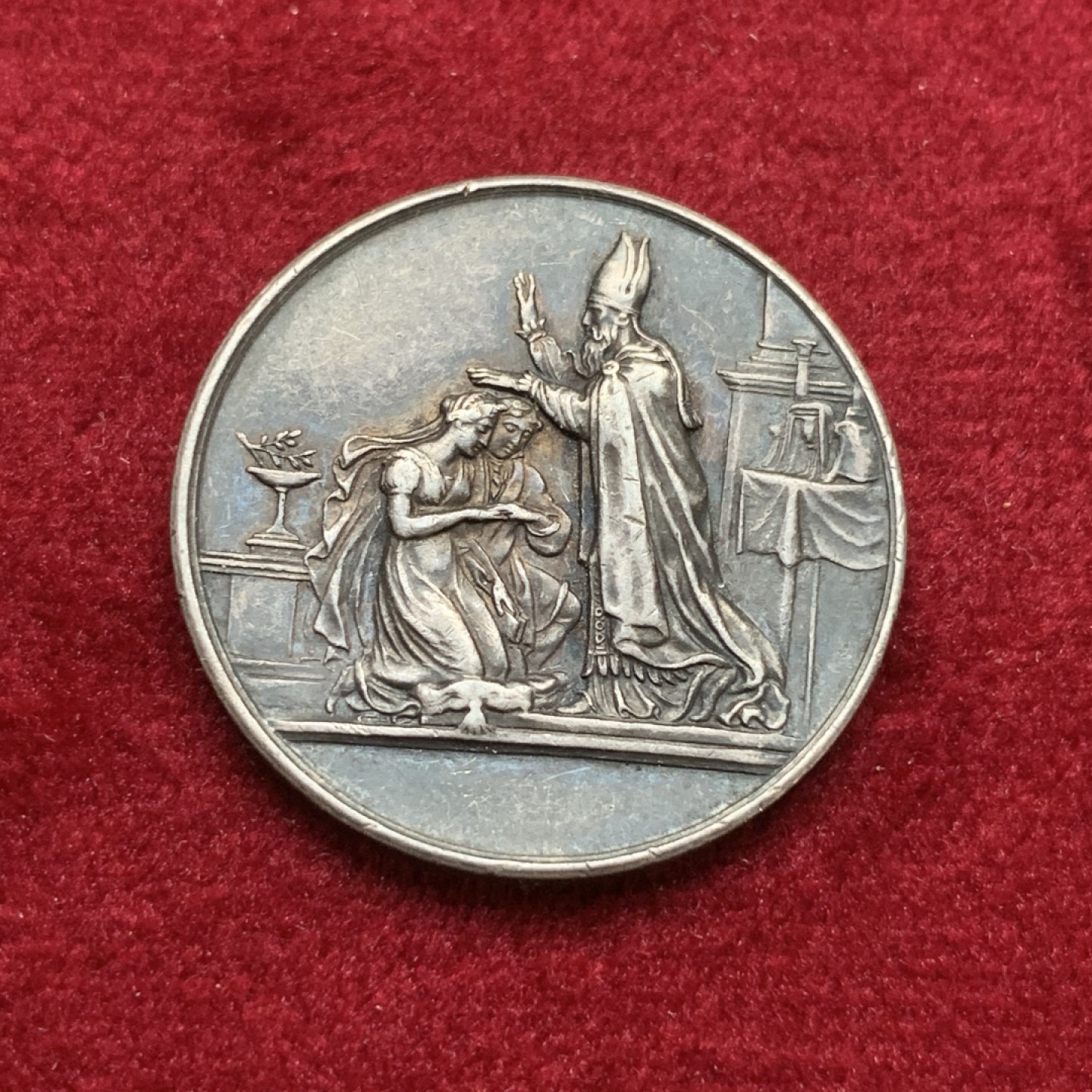 《竞宝斋》第75场-本周日，周一2场连拍（全场不限金额包邮） 法国 1880-1898年 银质 婚章 深彩包浆 神父细节都非常好  10.2克  27.3mm直径 丰饶角边铭 带银标 