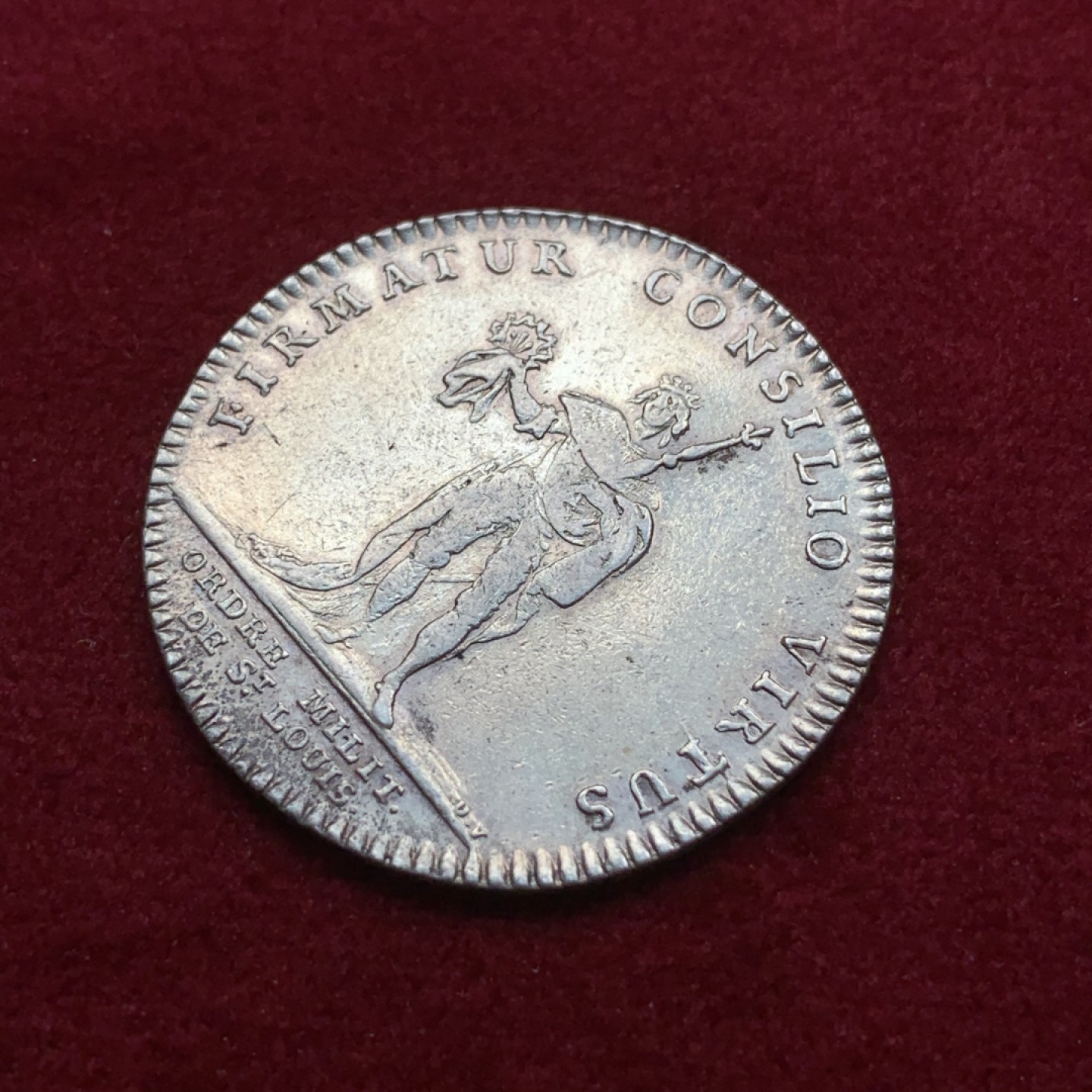 《竞宝斋》第75场-本周日，周一2场连拍（全场不限金额包邮） 法国 路易十六 圣路易斯军事教团 圆形银质 代币 非常少见的品种 9.5克 31mm直径