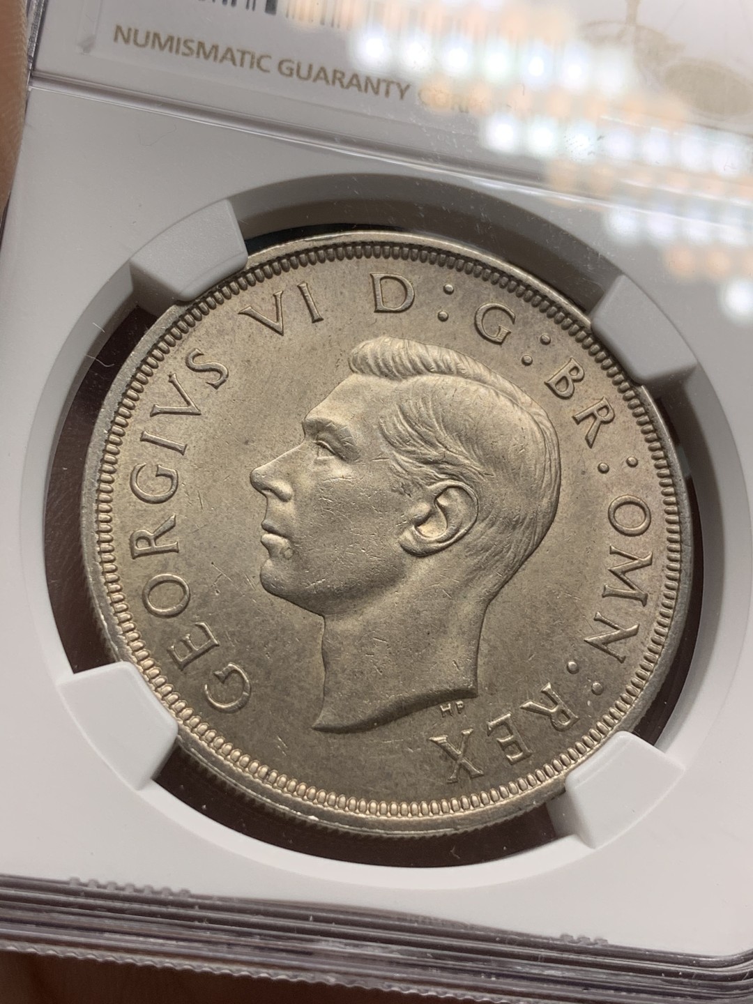 《竞宝斋》第75场-本周日，周一2场连拍（全场不限金额包邮） NGC-MS62 英国1937年 乔六 1克朗 大银币 原光好品图案深俊