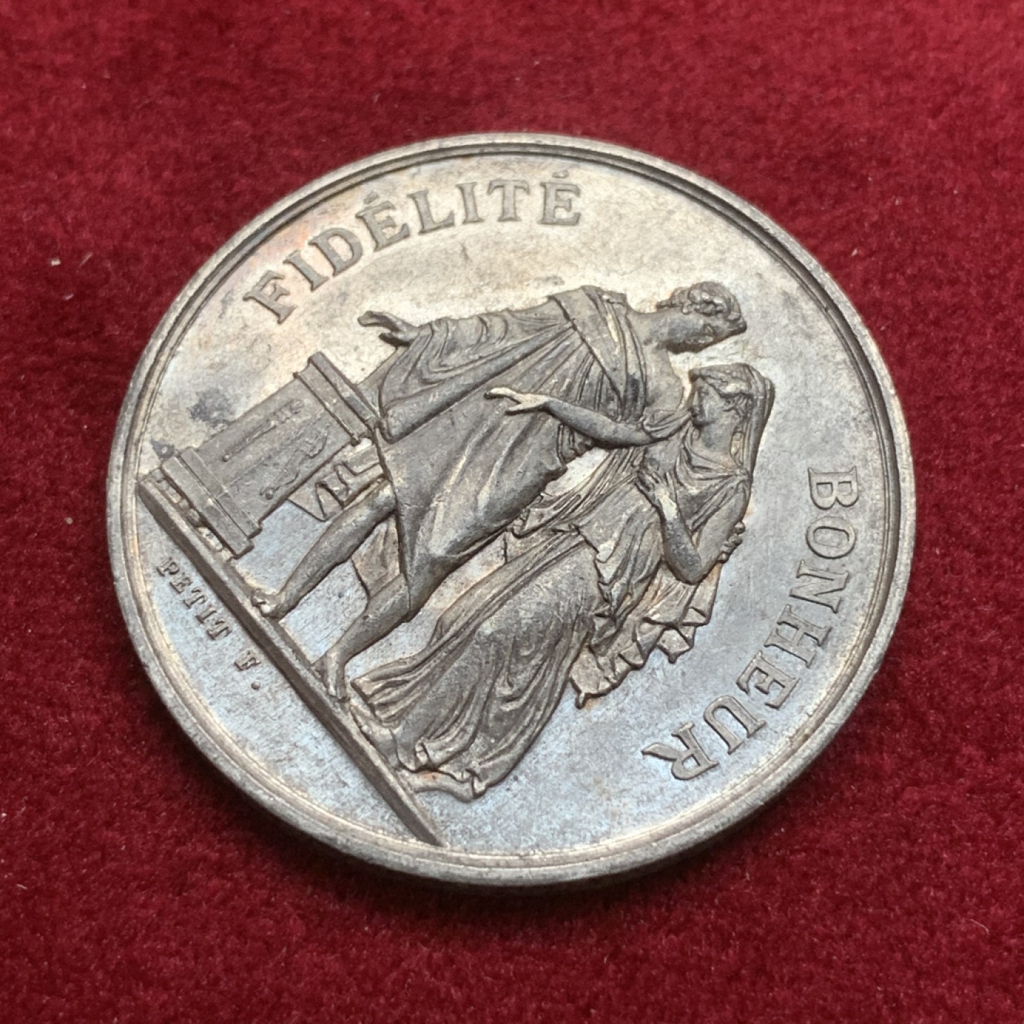 《竞宝斋》第75场-本周日，周一2场连拍（全场不限金额包邮） 法国 1860-1879年 银质 婚章 灰色包浆 底光明显  16克  33.7mm直径 蜜蜂边铭 带银标 较大规格