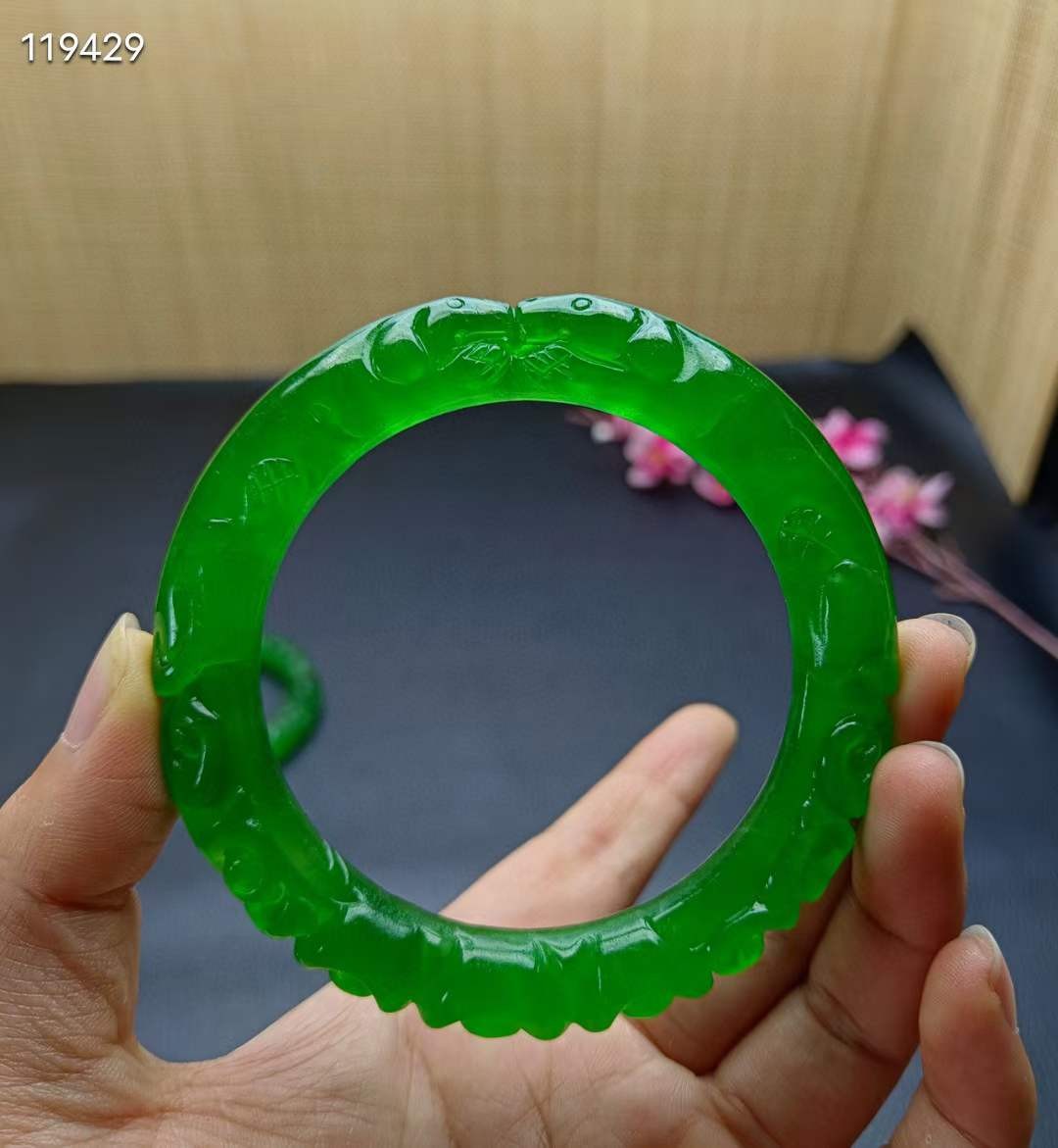 顶级龙石种祖母绿翡翠雕花手镯一对，满工雕刻，口径60，重74.6/80.5克 